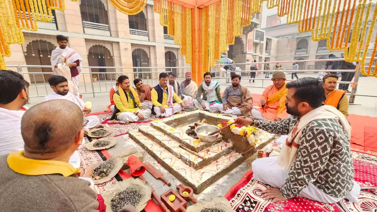 श्री काशी विश्वनाथ धाम के नवीनीकरण की चौथी वर्षगांठ के शुभ अवसर पर शनिवार को विशेष धार्मिक अनुष्ठान का आयोजन किया गया। धाम परिसर में आयोजित इस कार्यक्रम में मंदिर न्यास की ओर से डिप्टी कलेक्टर श्री शंभु शरण ने वैदिक मंत्रोच्चार के साथ हवन–पूजन संपन्न कराया। यह अनुष्ठान 11 वैदिक शास्त्रियों की उपस्थिति में पूर्ण वैदिक विधि से आयोजित किया गया।