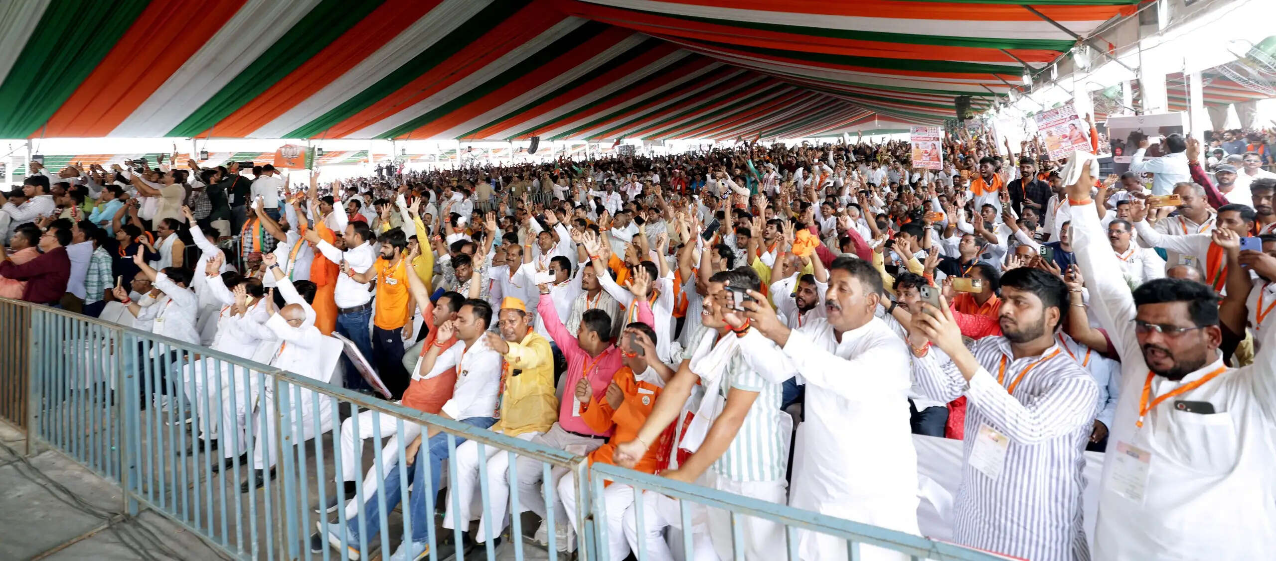 पत्रकारों के सवालों पर गाली-गलौच व हाथापाई पर उतारू हो जाते हैं अखिलेश: सीएम योगी