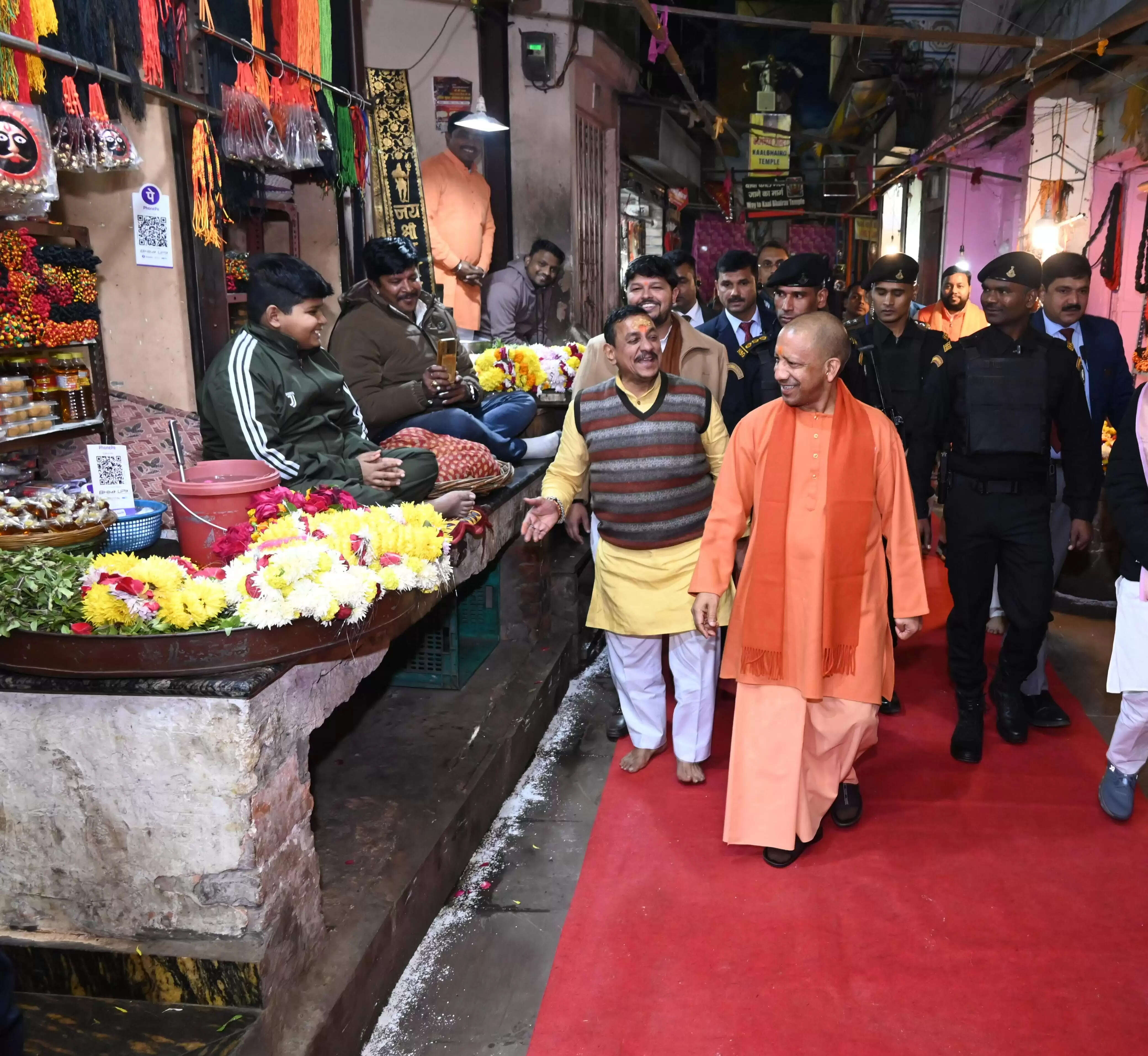 मुख्यमंत्री योगी आदित्यनाथ ने शनिवार की शाम श्री काशी विश्वनाथ और काशी कोतवाल कालभैरव का दर्शन-पूजन किया। सीएम ने बाबा विश्वनाथ का विधिविधान से पूजन-अर्चन और अभिषेक कर प्रदेशवासियों के कल्याण की कामना की। उन्होंने गरीबों में कंबल और भोजन का वितरण किया। उन्होंने अफसरों को निर्देशित किया कि काशी विश्वनाथ धाम में आने वाले श्रद्धालुओं को किसी प्रकार की असुविधा न होने पाए। रैनबसेरों में सर्दियों से बचाव के लिए बिस्तर और अलाव आदि की पर्याप्त व्यवस्था होनी चाहिए।&nbsp;