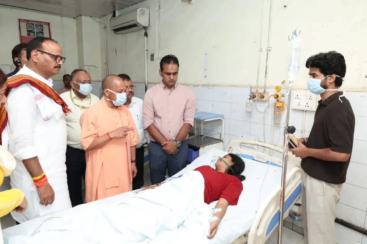अलीगढ़ से सीधे अग्निकांड स्थल पहुंचे मुख्यमंत्री योगी