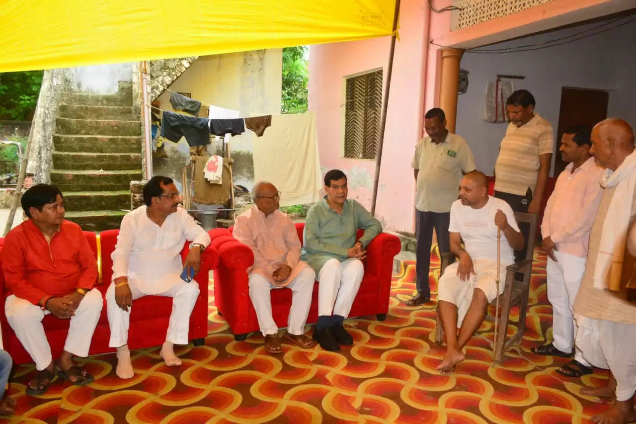 नगर विकास मंत्री एके शर्मा ने लोकबंधु के पुत्र राधे मोहन सिंह के निधन पर दी श्रद्धांजलि, परिवार को बंधाया ढांढस