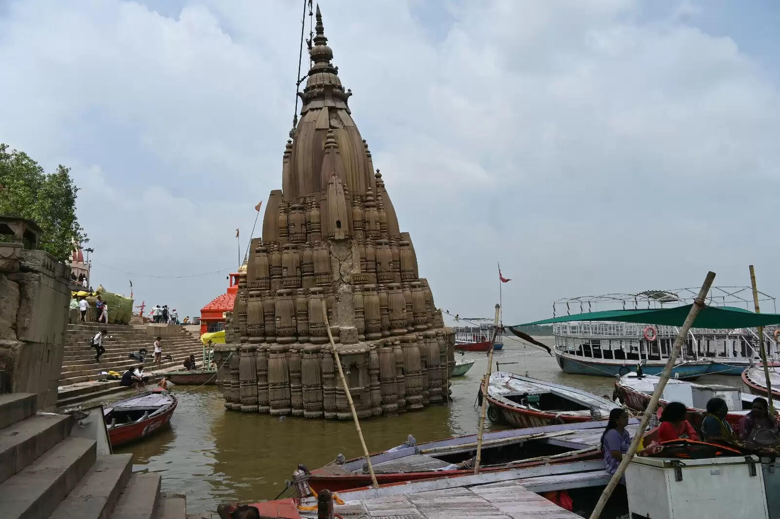 वाराणसी में गंगा का बढ़ाव जारी, 62.52 मीटर पर पहुंचा जलस्तर, तटवर्ती इलाकों में बढ़ी निगरानी