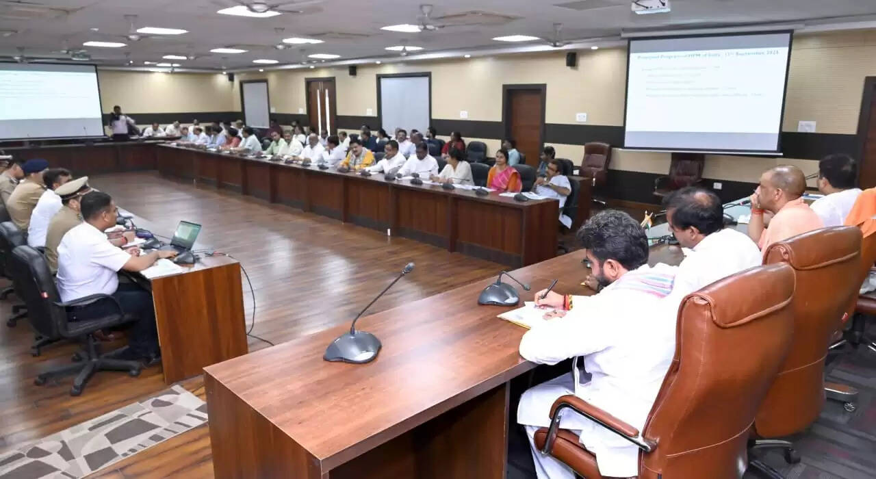  बाढ़ पीड़ितों को प्राथमिकता पर राहत सामग्री उपलब्ध कराई जाए-योगी आदित्यनाथ