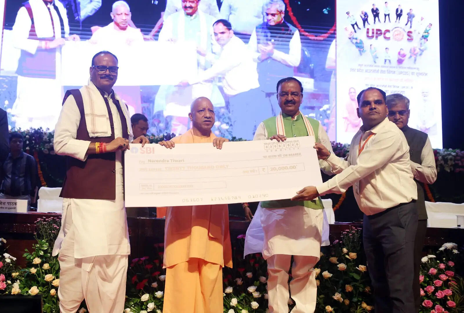 नौकरी की सिक्योरिटी, भविष्य की भी चिंता... आउटसोर्सिंग कर्मचारियों को योगी सरकार का 'सुरक्षा कवच'