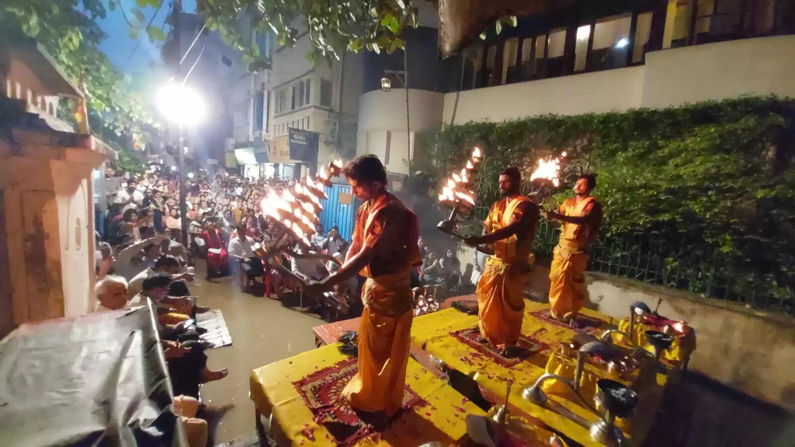 वाराणसी : गंगा का जलस्तर तेजी से बढ़ा, अस्सी घाट पर बाढ़ का असर, गंगा आरती गली में संपन्न
