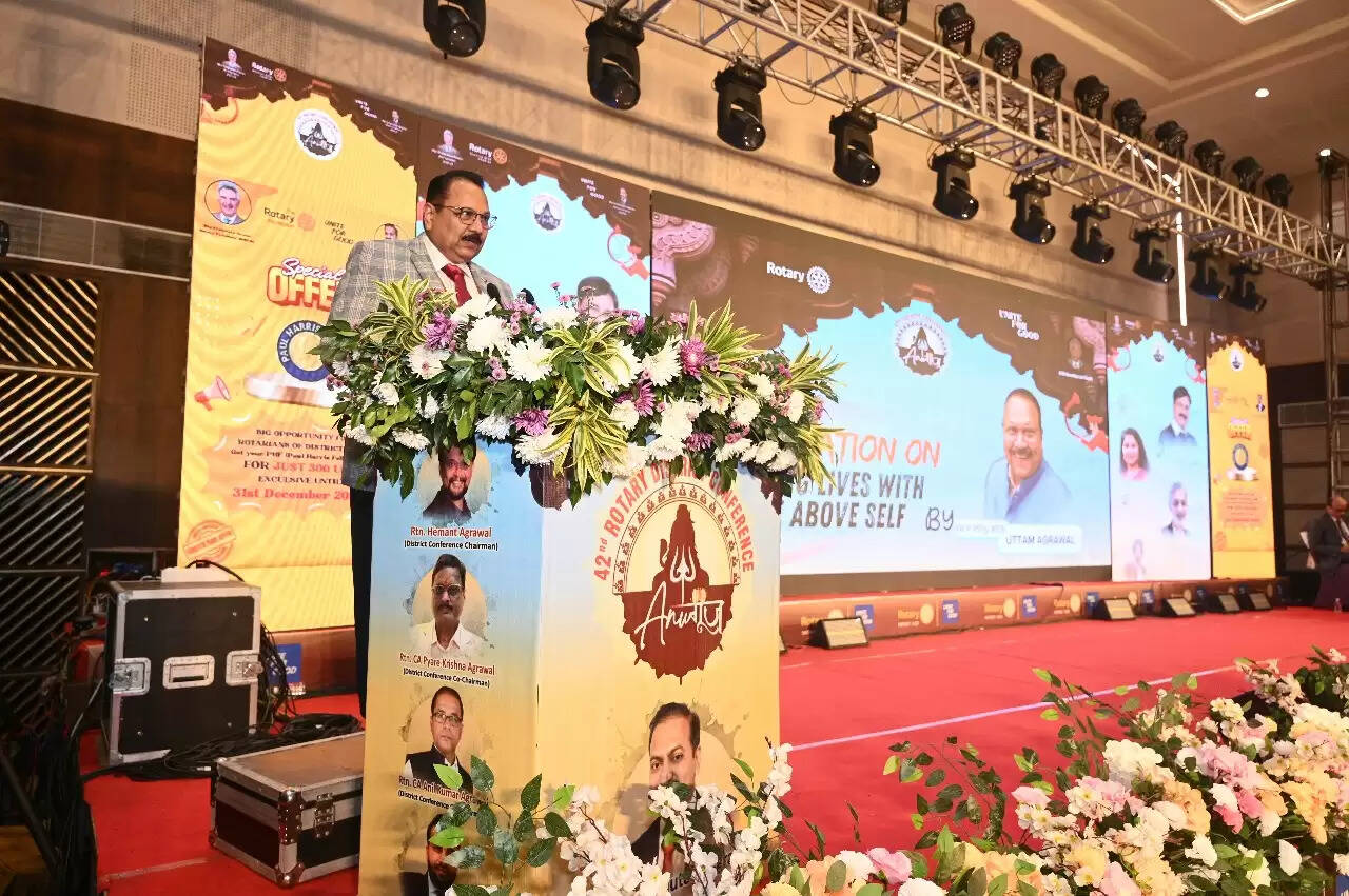 रोटरी क्लब मंडल–3120 का 42वां मंडलीय अधिवेशन ‘अनुगूंज’ शुक्रवार को कैंटोन्मेंट स्थित होटल सूर्या में भव्य रूप से शुरू हुआ। तीन दिनों तक चलने वाले इस अधिवेशन में मंडल के 90 रोटरी क्लबों से 750 से अधिक रोटेरियन भाग ले रहे हैं। कार्यक्रम का शुभारम्भ मंडल अध्यक्ष आशुतोष अग्रवाल और होस्ट क्लब रोटरी क्लब वाराणसी डाउन टाउन के अध्यक्ष सिद्धार्थ जायसवाल द्वारा दीप प्रज्ज्वलन, गणेश वंदना और राष्ट्रगान के साथ किया गया।