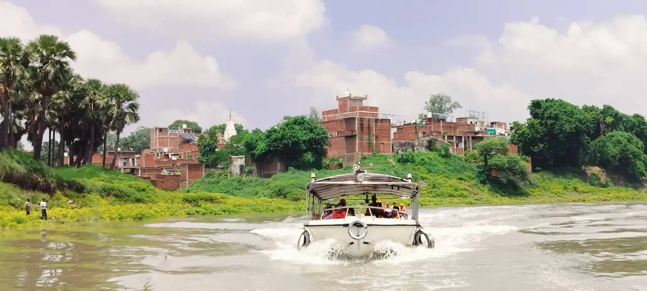 गंगा-वरुणा के बढ़ते जलस्तर पर प्रशासन अलर्ट, NDRF की नाव से बाढ़ प्रभावित इलाकों में पहुंचे डीएम