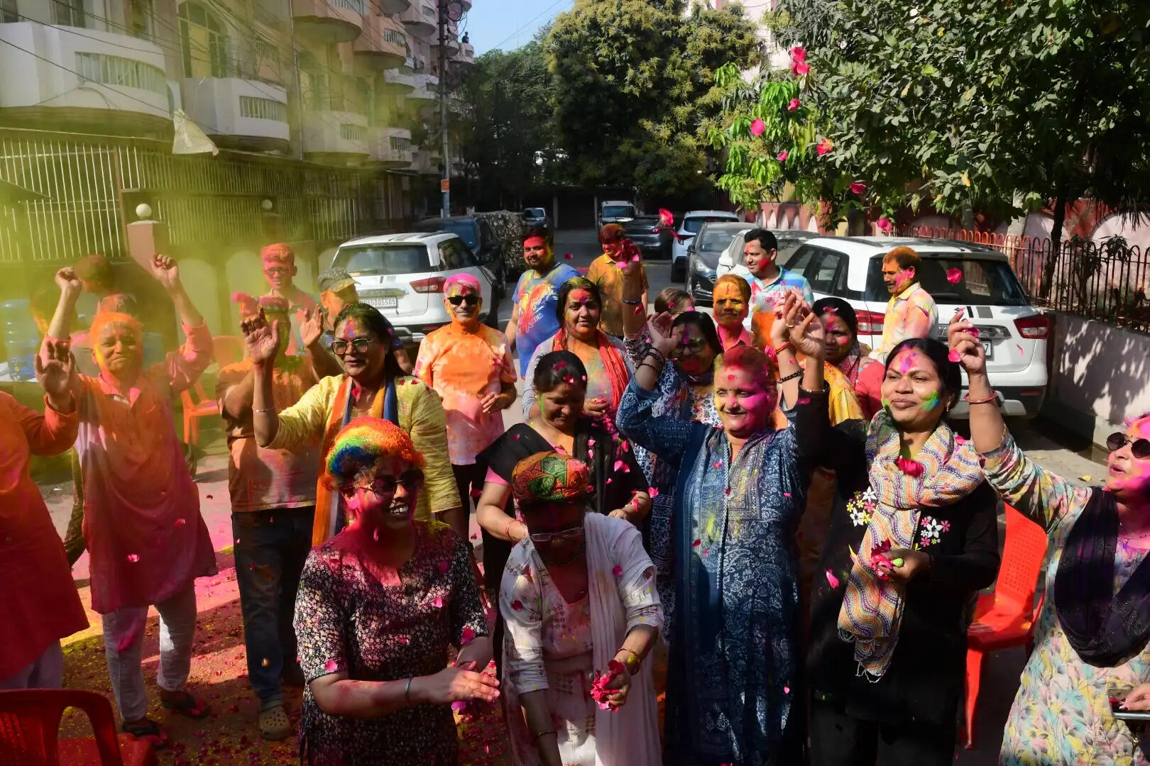 होली के रंग में रंगी काशी, जमकर उड़े रंग-गुलाल, तस्वीरों में दिखा गलियों से घाटों तक उल्सास...