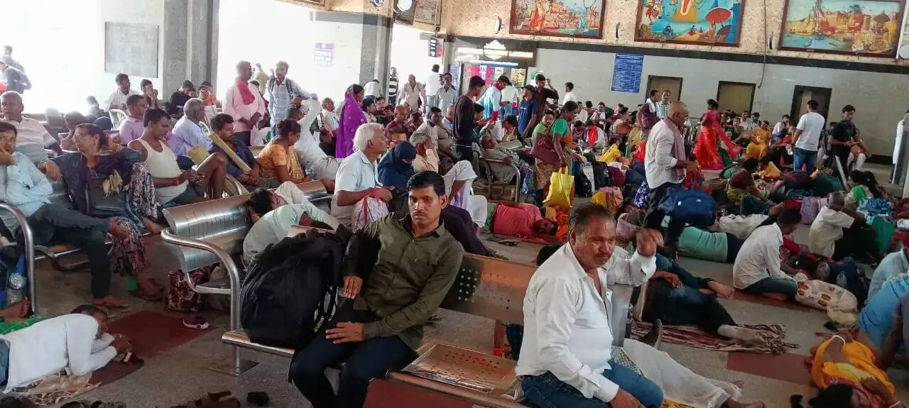 सौर ऊर्जा की रोशनी से जगमग होगा कैंट रेलवे स्टेशन, हर माह 7 लाख की होगी बचत 