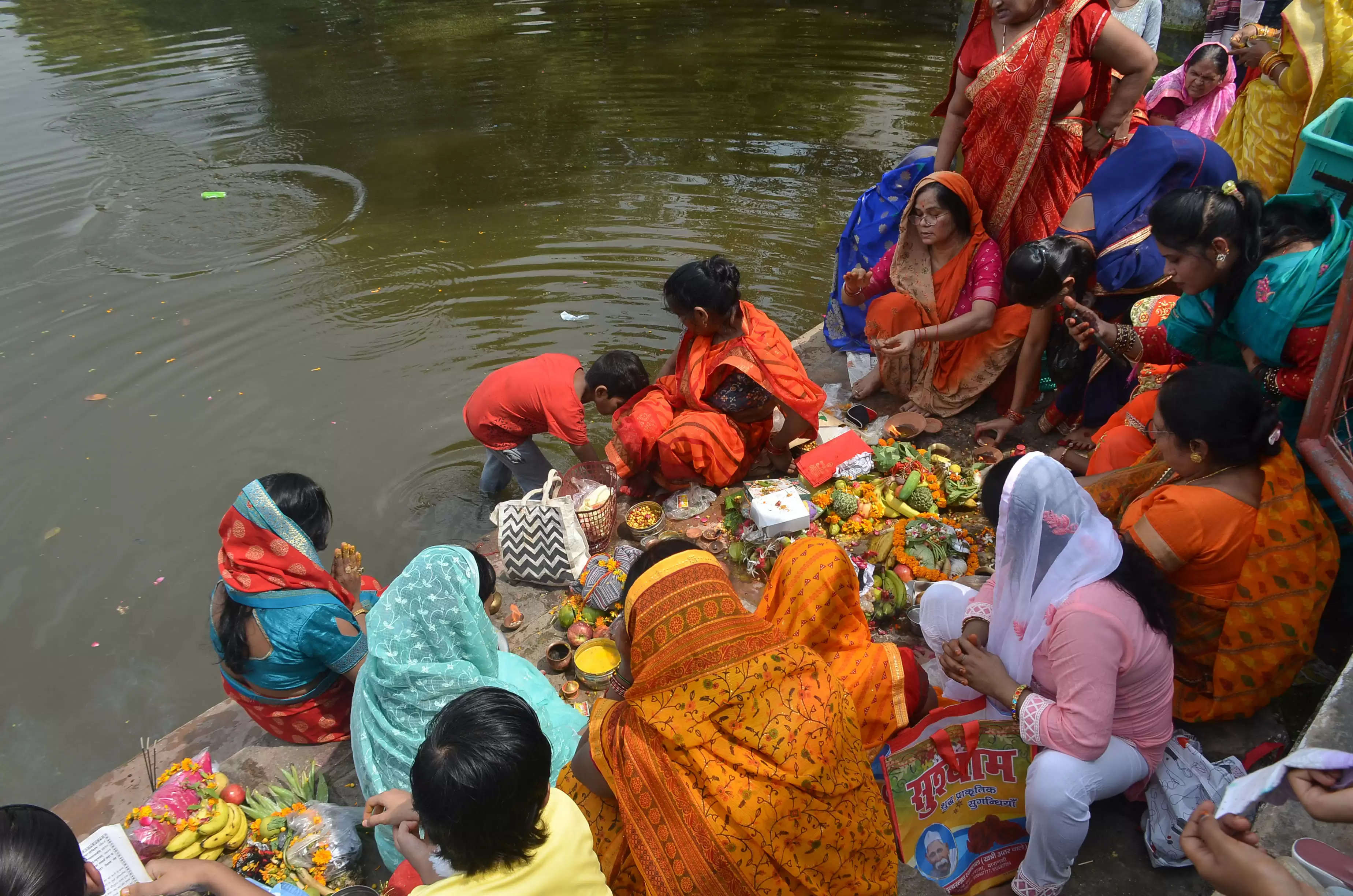 पुत्र के दीर्घायु व सलामती के लिए माताओं ने रखा जीवित्पुत्रिका का निर्जला व्रत, शहर से गांव तक नदी किनारे उमड़ी महिलाओं की भीड़