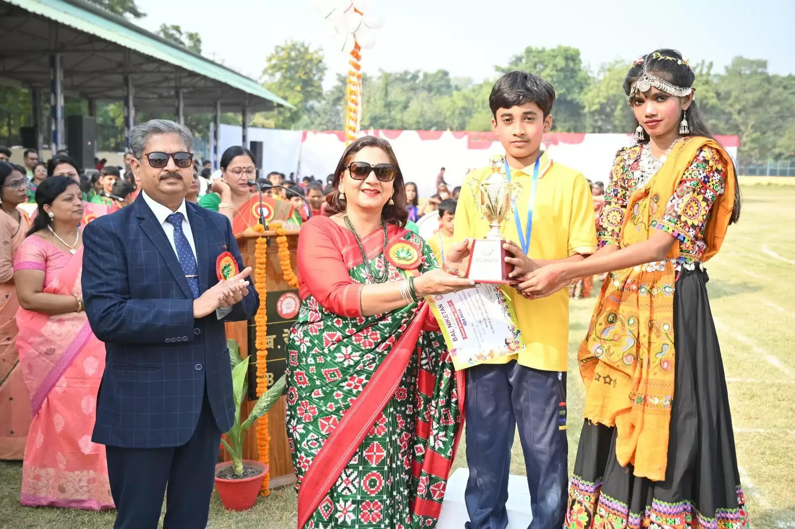  बनारस रेल इंजन कारखाना (BLW) महिला कल्याण संगठन द्वारा संचालित बाल निकेतन विद्यालय का वार्षिक खेल दिवस “खेल स्पंदन 2025-26” का भव्य आयोजन 29 नवम्बर 2025 को बरेका केंद्रीय खेलकूद मैदान में किया गया। कार्यक्रम की शुरुआत संगठन की अध्यक्षा एवं मुख्य अतिथि मोनिका श्रीवास्तव ने ध्वजारोहण और मशाल प्रज्ज्वलित कर की। इसके बाद विद्यालय की प्राचार्या रश्मि श्रीवास्तव ने स्वागत भाषण दिया।