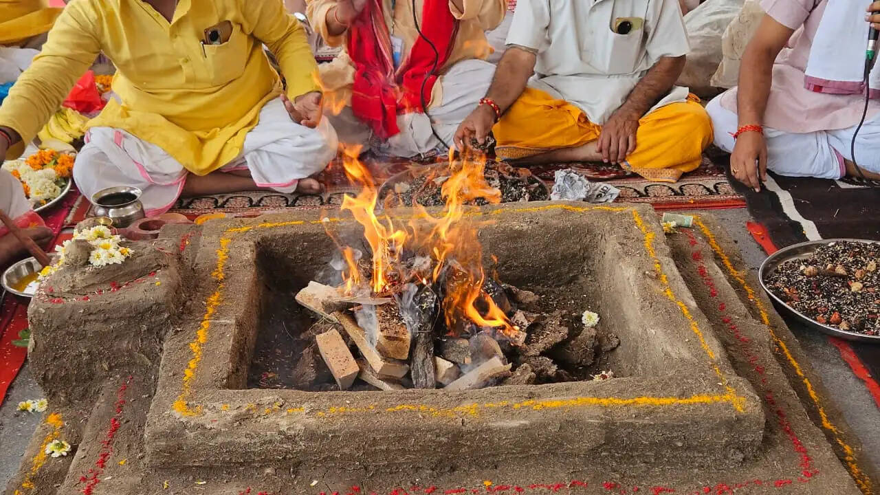 चैत्र नवरात्रि की नवमी तिथि के पावन अवसर पर श्री काशी विश्वनाथ मंदिर में मंदिर न्यास द्वारा विधिवत हवन-पूजन का भव्य आयोजन किया गया। इस दौरान मंदिर परिसर में स्थापित देवी स्वरूप कलश का श्रद्धापूर्वक पूजन कर माँ शक्ति की आराधना की गई।