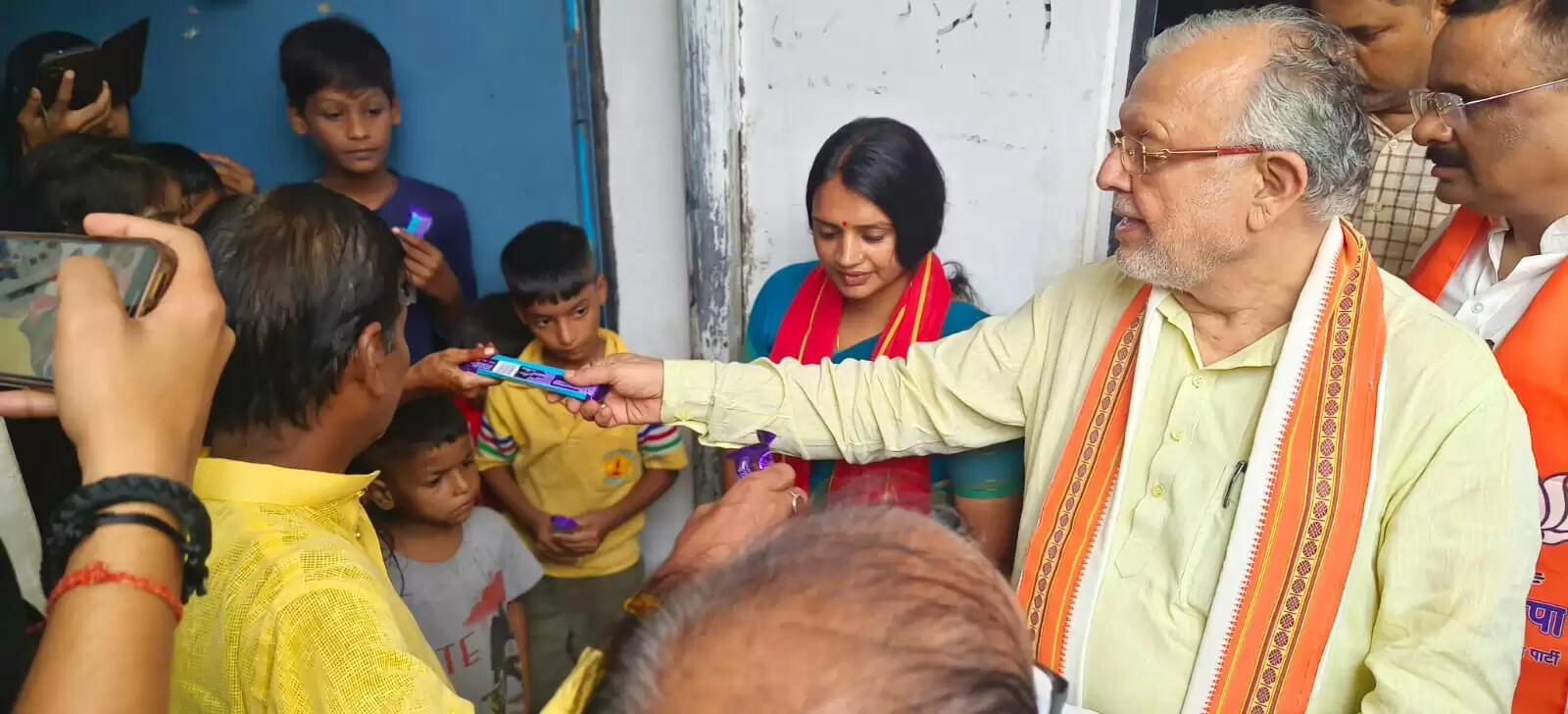 वाराणसी में बाढ़ प्रभावितों के बीच पहुंचे प्रभारी मंत्री सुरेश खन्ना, राहत कार्यों का लिया जायजा