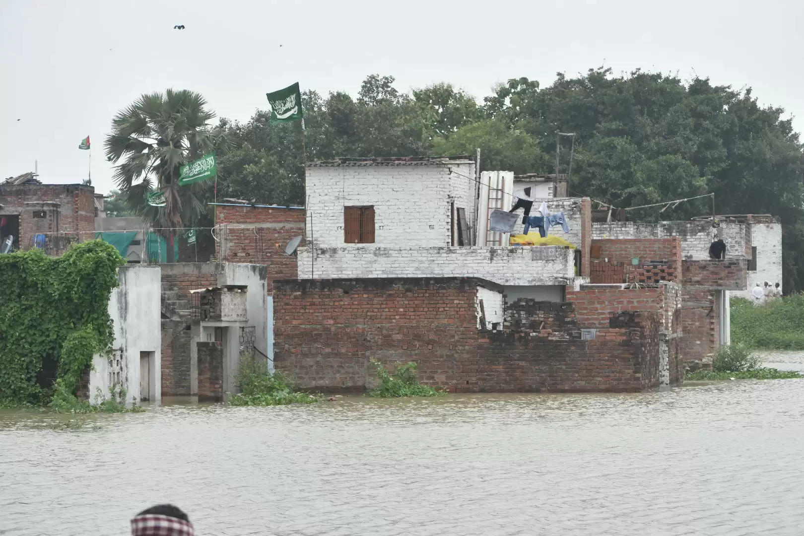 गंगा के साथ ही वरूणा में भी उफान, आसपास के मोहल्ले जलमग्न, लोग पलायन को मजबूर, तस्वीरों के देखिये हालात 