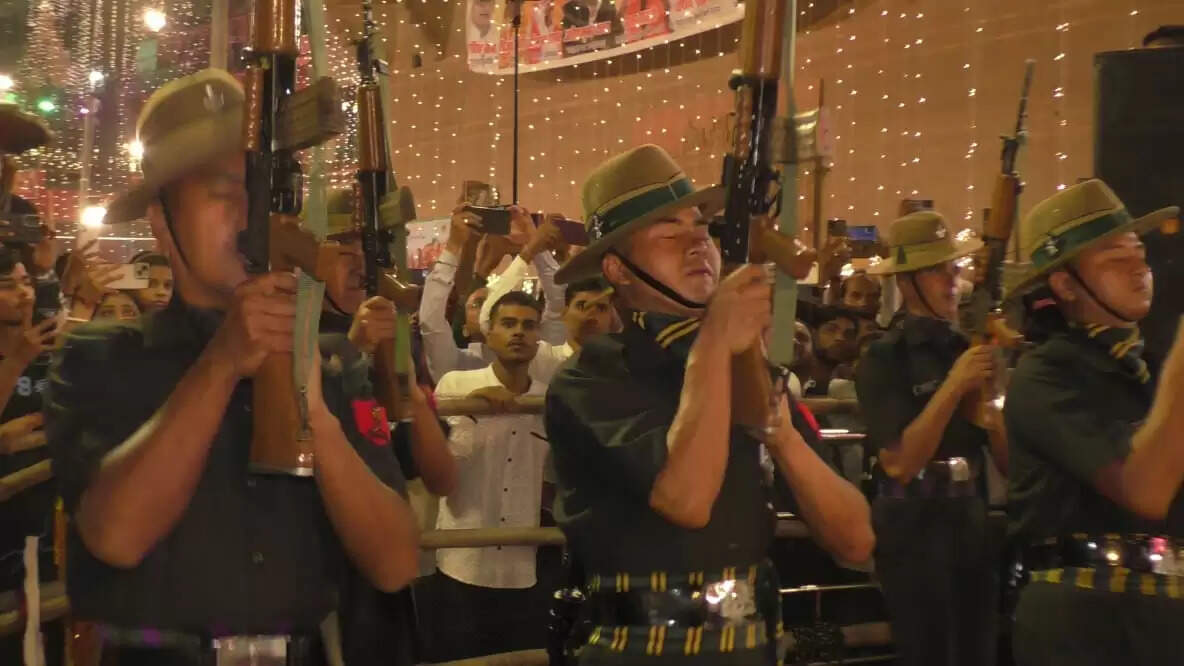 ऑपरेशन सिंदूर को समर्पित रही मां गंगा की महाआरती, 51 हजार दीपों की आभा से जगमगाया दशाश्वमेध घाट, आध्यात्म और राष्ट्रभक्ति का दिखा संगम