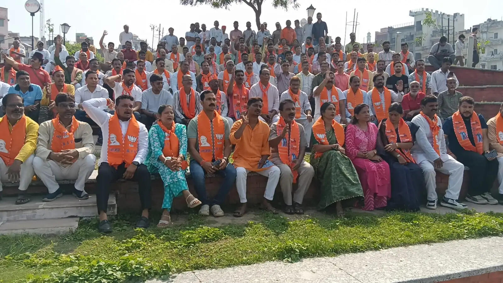 जनता के पैसे पर डकैती डालने वालों की जेबें प्रधानमंत्री मोदी ने खाली कराईं: मुख्यमंत्री  लोकभवन में ‘नमो सेवा अनकही कहानियां’ पर आधारित नाट्य श्रृंखला मंचन कार्यक्रम को सीएम योगी आदित्यनाथ ने किया संबोधित   बोले- जनधन खाते खोलने पर विपक्ष उड़ाता था खिल्ली, अब गरीब के खाते में सीधे पहुंच रहा उसका पैसा  आज देश में कोई व्यक्ति भूखा नहीं सोता, चप्पल पहनने वाला भी कर रहा हवाई यात्रा: योगी  2004 से 2014 के बीच भ्रष्टाचार, अराजकता और अकर्मण्यता से देश में था अविश्वास: मुख्यमंत्री  प्रधानमंत्री मोदी की 25 वर्ष की यात्रा बिना रुके, बिना झुके और बिना डिगे सेवा की मिसाल  लखनऊ, 2 अक्टूबर। मुख्यमंत्री योगी आदित्यनाथ ने विपक्ष पर निशाना साधते हुए कहा कि जनधन खाते खोले जा रहे थे तो विपक्ष खिल्ली उड़ाता था कि खाली खाते खोलकर क्या होगा। आज पता चल गया कि प्रधानमंत्री नरेन्द्र मोदी जी ने जनता के पैसे पर डकैती डालने वालों की जेबें खाली कराईं और गरीब का पैसा सीधे उसके खाते तक पहुंचाया। जिनकी जेबों तक जनता का पैसा पहुंचता था, उन्हें बुरा लगना और उनका विरोध करना स्वाभाविक है।  बिना रुके, बिना झुके और बिना डिगे 25 वर्ष मुख्यमंत्री शुक्रवार को लोकभवन सभागार में सेवा संकल्प अभियान के तहत ‘नमो सेवा अनकही कहानियां’ पर आधारित नाट्य श्रृंखला मंचन कार्यक्रम को संबोधित कर रहे थे। उन्होंने कहा कि प्रधानमंत्री नरेन्द्र मोदी जी 7 अक्टूबर को गुजरात के मुख्यमंत्री और देश के प्रधानमंत्री के रूप में जनसेवा के 25 वर्ष पूरे करेंगे। यह बिना रुके, बिना झुके और बिना डिगे सेवा की यात्रा है। इसमें विरासत और विकास के समन्वय के साथ बिना भेदभाव योजनाओं को समाज के विभिन्न वर्गों तक पहुंचाया गया।   उन्होंने कहा कि सात अक्टूबर 2001 को मोदी जी ने ऐसे समय गुजरात की जिम्मेदारी संभाली, जब राज्य भूकंप की त्रासदी से जूझ रहा था। इसके बाद दंगों की चुनौती भी आई। इन परिस्थितियों के बीच गुजरात तेजी से उभरते राज्य और विकास के मॉडल के रूप में सामने आया।   यूपीए सरकार के दस वर्षों पर साधा निशाना मुख्यमंत्री ने कहा कि 2004 से 2014 के बीच कांग्रेस नेतृत्व वाली यूपीए सरकार के भ्रष्टाचार, अराजकता और अकर्मण्यता से देश में अविश्वास था। आंतरिक और बाह्य सुरक्षा के साथ अर्थव्यवस्था के मोर्चे पर भी चुनौतियां थीं। वर्ष 2014 में गांव, गरीब, किसान, नौजवान और महिलाओं ने नरेन्द्र मोदी जी के नेतृत्व पर विश्वास जताया। इसके बाद किसी जाति, मत, मजहब, क्षेत्र या भाषा के बजाए 140 करोड़ भारतीयों को केंद्र में रखकर योजनाएं आगे बढ़ाई गईं। पहले योजनाएं बनती थीं, लेकिन प्रभावी ढंग से जमीन तक नहीं पहुंचती थीं। आज गरीबों तक आवास, रसोई गैस, शौचालय, स्वास्थ्य बीमा और मुफ्त राशन जैसी सुविधाएं पहुंच रही हैं।   हवाई चप्पल वाला भी कर रहा हवाई यात्रा मुख्यमंत्री ने कहा कि युवाओं के लिए स्टार्टअप और रोजगार के नए अवसर बने हैं। हाईवे, एक्सप्रेसवे, रेलवे, मेट्रो और एयरपोर्ट का विस्तार हुआ है। पहले कोई प्रधानमंत्री यह दावा नहीं कर पाया कि हवाई चप्पल पहनने वाला भी हवाई जहाज की यात्रा कर सकता है। प्रधानमंत्री मोदी जी ने इसे केवल कहा नहीं, करके दिखाया। 7 अक्टूबर हर भारतीय के लिए प्रेरणा का दिन होना चाहिए। यह यात्रा 15 अगस्त 2047 तक आत्मनिर्भर और विकसित भारत के संकल्प को पूरा करने से जुड़ी है।  देश में कोई व्यक्ति भूखा नहीं सोता मुख्यमंत्री ने कहा कि जिन लोगों तक कभी आवास नहीं पहुंचा था, उनको आवास दिलाया गया। 12 करोड़ गरीबों के घरों में शौचालय बन गए। उज्जवला योजना के जरिए रसोई गैस भी उपलब्ध कराई गई। जो गरीब उपचार से कोसों दूर थे, उनको 5 लाख रुपये का स्वास्थ्य बीमा कवर उपलब्ध कराया गया। आज देश में कोई व्यक्ति भूखा नहीं सो सकता, क्योंकि प्रधानमंत्री गरीब अन्न योजना के माध्यम से मुफ्त में अनाज की सुविधा उपलब्ध हो रही है।   देश में अब नौकरी देने वाले नौवजवान मुख्यमंत्री ने कहा कि डबल इंजन सरकार में आईआईटी, आईआईएम, एम्स, ट्रिपल आईटी, एनआईटी की श्रृंखलाएं खड़ी हुई हैं। मेडिकल कॉलेज और इंजीनियरिंग संस्थान बन रहे हैं। देश में 2.5 लाख से ज्यादा स्टार्ट अप हो चुके हैं। अब हमारे नौजवान केवल नौकरी लेने वाले नहीं, बल्कि नौकरी देने वाले बन रहे हैं। 12 करोड़ किसानों को प्रधानमंत्री किसान सम्मान निधि के साथ जोड़ने का काम भी मोदी जी के नेतृत्व में संभव हो पाया है।  प्रदेशभर में होगा नाट्य श्रृंखला का मंचन सीएम के संबोधन से पहले प्रधानमंत्री नरेंद्र मोदी की जनसेवा के 25 वर्ष पूरे होने के उपलक्ष्य में 17 सितंबर से चल रहे सेवा संकल्प अभियान के क्रम में संस्कृति विभाग के तहत भारतेंदु नाट्य अकादमी के कलाकारों ने प्रस्तुति दी। नाट्य प्रस्तुति में वर्ष 2001 के गुजरात भूकंप की तबाही से लेकर कच्छ के पुनर्निर्माण और पीएम नरेन्द्र मोदी की जनसेवा की यात्रा को मंच पर उतारा गया। मुख्यमंत्री ने प्रस्तुति की सराहना करते हुए इसे पूरे प्रदेश तक विस्तारित करने के निर्देश दिए।   सीएम योगी ने कहा कि पूर्वांचल में भोजपुरी, मध्य क्षेत्र में अवधी, ब्रज में ब्रज भाषा और बुंदेलखंड में बुंदेलखंडी शब्दों के साथ स्थानीय लोकगीत भी इस प्रस्तुति में जोड़े जाएं। मुख्यमंत्री ने बाल कलाकारों और भारतेंदु नाट्य अकादमी के दल की सराहना की और कार्यक्रम के बाद कलाकारों के साथ तस्वीर भी खिंचवाई। इस दौरान उन्होंने राष्ट्रपिता महात्मा गांधी और पूर्व प्रधानमंत्री लाल बहादुर शास्त्री को उनकी जयंती पर नमन करते हुए श्रद्धांजलि भी अर्पित की।   कार्यक्रम में ये रहे मौजूद इस अवसर पर भाजपा अवध क्षेत्र के अध्यक्ष अवधेश द्विवेदी, लखनऊ महानगर अध्यक्ष आनंद द्विवेदी, लखनऊ जिलाध्यक्ष विजय मौर्य, विधान परिषद सदस्य मुकेश शर्मा, भाजपा के प्रदेश मंत्री अंकुर शर्मा व योगेंद्र पटेल, विधायक डॉ. नीरज बोरा, ओम प्रकाश श्रीवास्तव, पवन सिंह चौहान और प्रदेश सरकार के सलाहकार अवनीश अवस्थी समेत अन्य लोग मौजूद रहे।