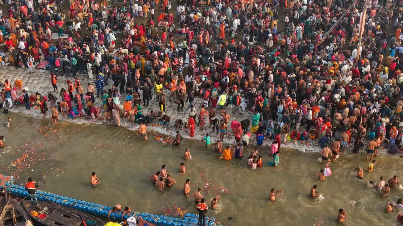 माघ मेले में मकर संक्रांति स्नान पर्व पर उठी आस्था की लहर, 1 करोड़ से अधिक लोगों ने लगाई पुण्य की डुबकी