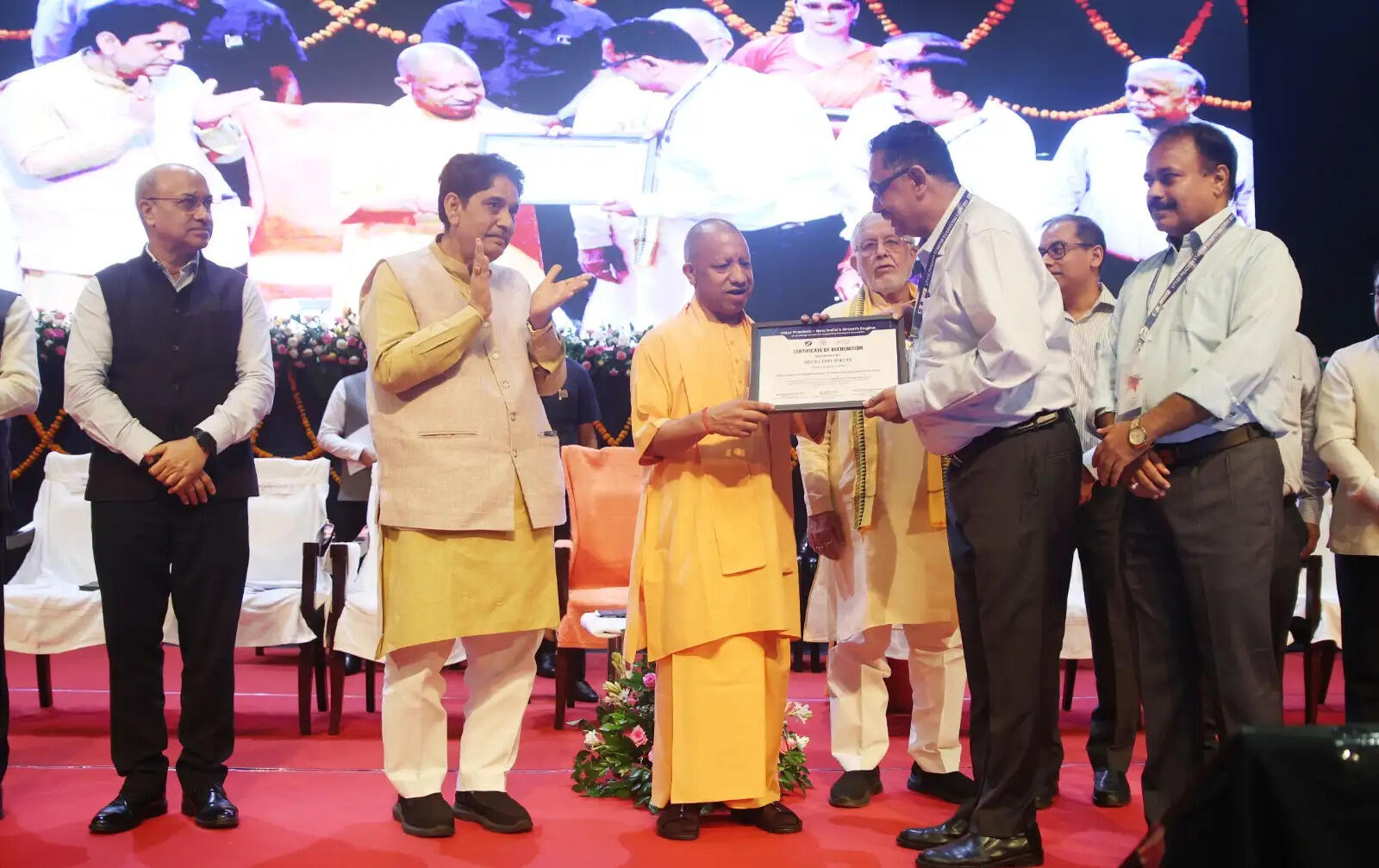 मुख्यमंत्री योगी ने प्रदेश के विकास में सहभागी उद्यमियों का किया सम्मान