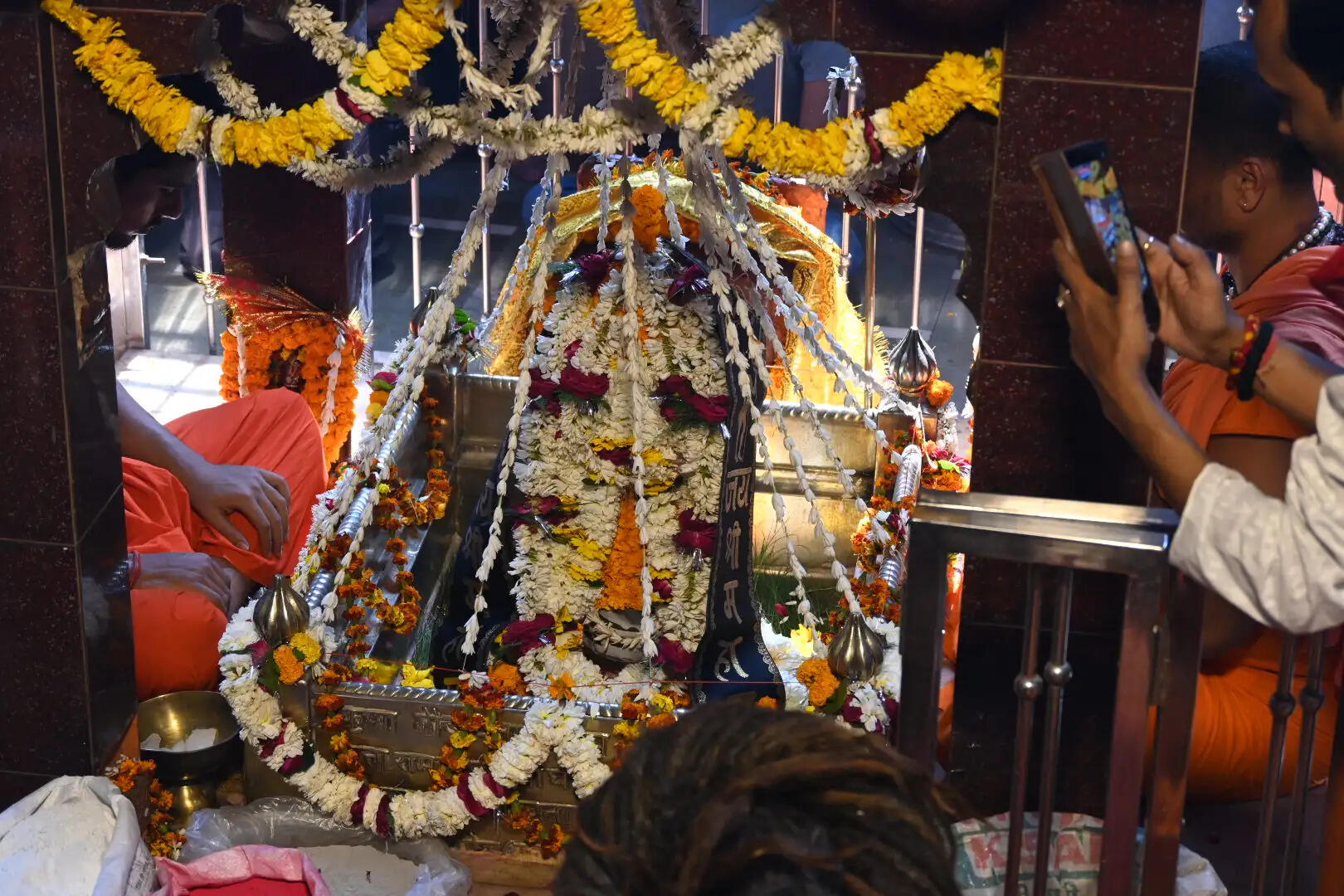 मणिकर्णिका घाट पर खेली गई चिता भस्म की होली, उमड़े काशीवासी, विदेशी सैलानी भी बने अनूठे उत्सव के साक्षी&nbsp;