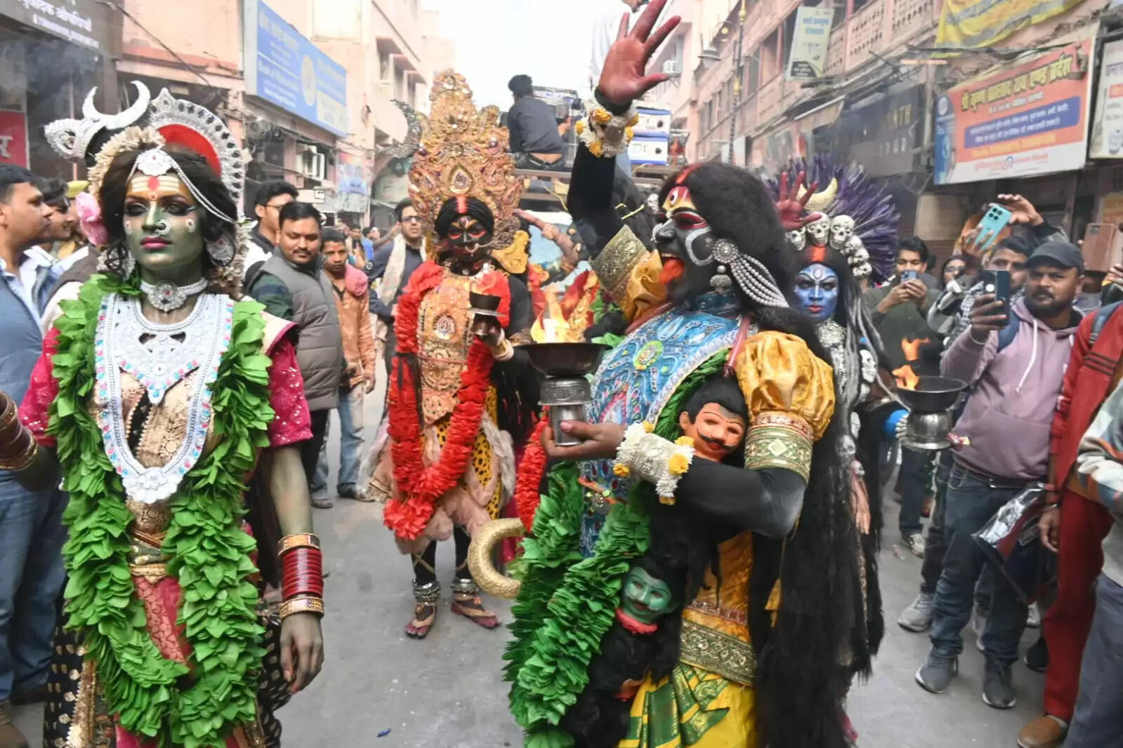 श्री काशी विश्वनाथ धाम की चौथी वर्षगांठ के अवसर पर शिव बारात समिति की ओर से शनिवार को भव्य शोभायात्रा का आयोजन किया गया। शोभायात्रा मैदागिन से प्रारंभ होकर दशाश्वमेध घाट तक निकाली गई, जिसमें शिवभक्तों की भारी भीड़ उमड़ी। डमरू-नगाड़ों की गूंज, हर-हर महादेव के जयघोष और आकर्षक झांकियों ने पूरे मार्ग को भक्तिमय वातावरण से सराबोर कर दिया।