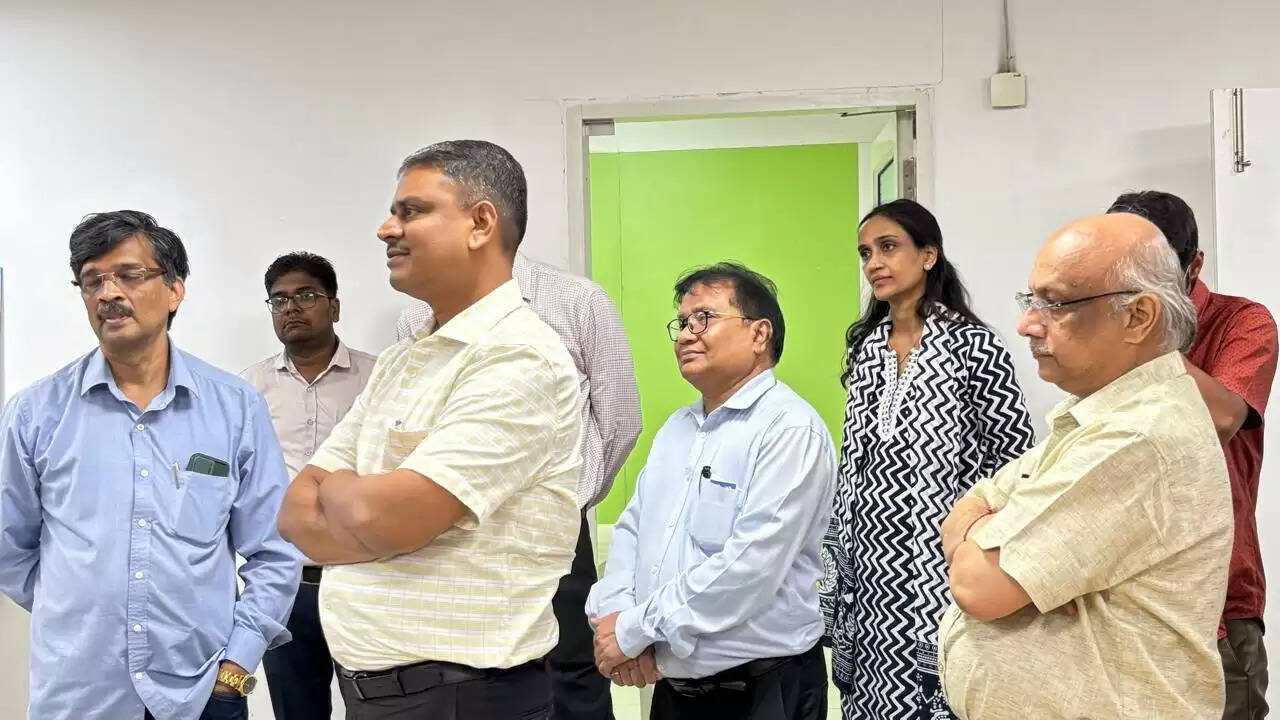 मंडलायुक्त ने बीएचयू के अटल इन्क्यूबेशन सेंटर का किया दौरा, स्टार्टअप्स को प्रशासन से जोड़ने का दिया सुझाव