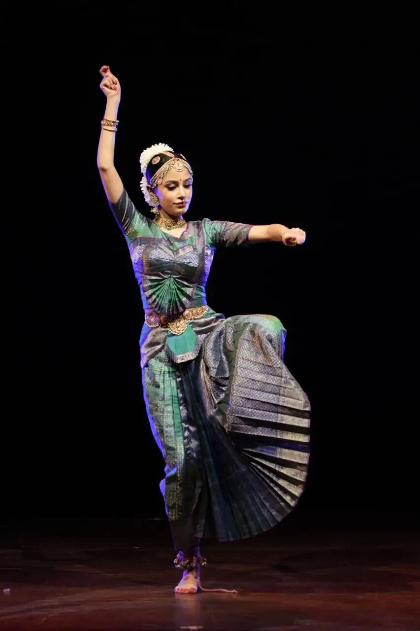 प्रख्यात गुरु डॉ. राजा रेड्डी, डॉ. राधा रेड्डी और श्रीमती कौशल्या रेड्डी की शिष्या इलेषा सिंह ने अपना प्रथम कुचिपुड़ी रंगप्रवेशम् प्रस्तुत किया अनुशासन, निरंतर परिश्रम और भारतीय शास्त्रीय परंपरा के प्रति गहरा समर्पण ही इलेषा सिंह की सफलता की पहचान है: श्री जयंत चौधरी