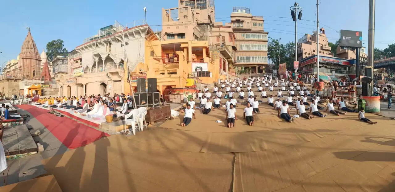 Ganga Seva Nidhi did special morning Ganga Aarti, Batuks did Surya Namaskar together