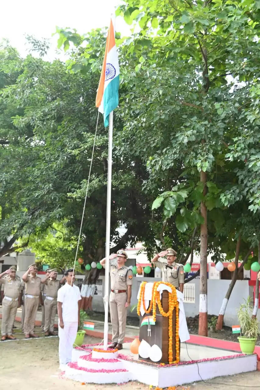  वाराणसी: स्वतंत्रता दिवस 2025 पर अपर पुलिस आयुक्त ने फहराया तिरंगा