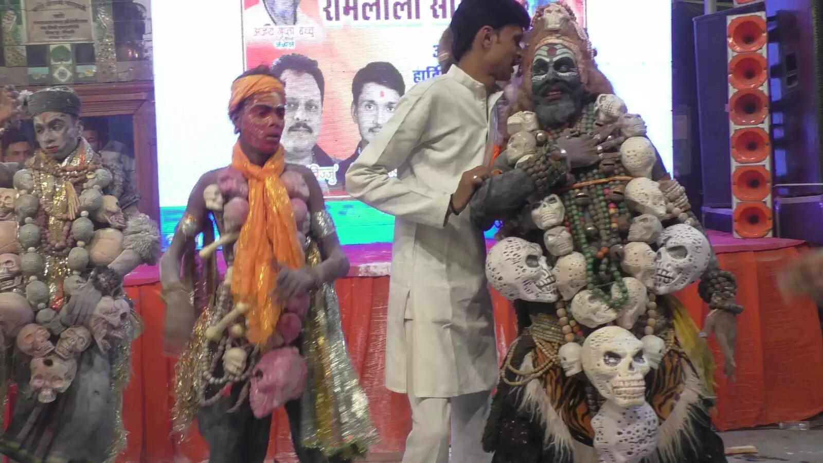 चेतगंज की विश्व प्रसिद्ध नक्क्टैया का आयोजन शुक्रवार की रात किया गया। नक्कटैया में देश भर से आए लाग विमान शामिल हुए। इसमें तरह-तरह की झाकियों ने लोगों का मन मोह लिया। पहलगाम हमले के बाद पाकिस्तान के खिलाफ भारत के ऑपरेशन सिंदूर की झांकी ने लोगों का ध्यान खींचा।