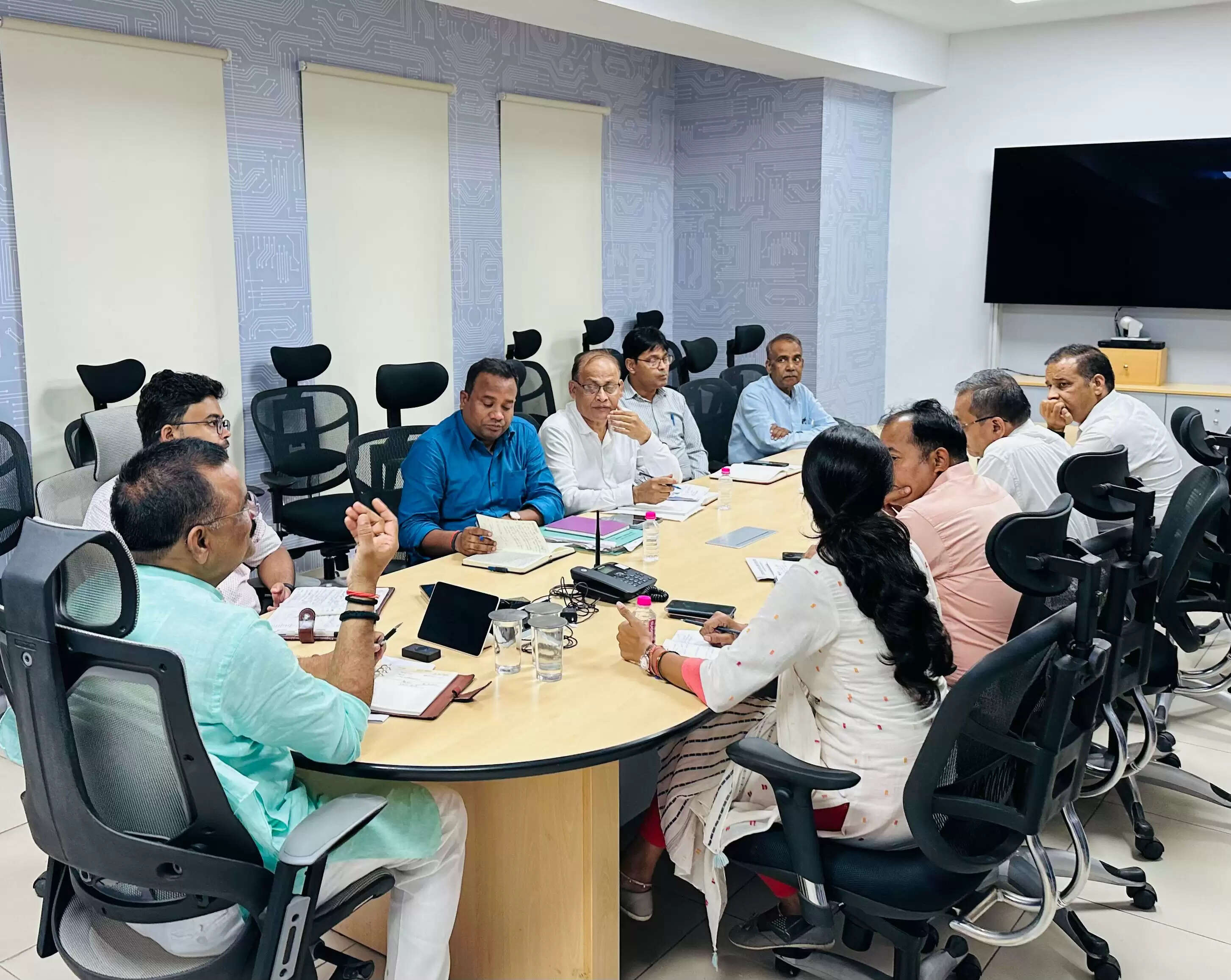 वाराणसी: सावन माह में शहर में आने वाले श्रद्धालुओं और कांवरियों की सुविधा को ध्यान में रखते हुए माननीय महापौर अशोक कुमार तिवारी ने आज स्मार्ट सिटी के सभागार में नगर निगम के अधिकारियों के साथ एक समीक्षा बैठक की। इस बैठक में महापौर ने स्वास्थ्य विभाग के सभी अधिकारियों को स्पष्ट निर्देश दिए कि सभी शिवालयों, मंदिरों और उनके आसपास के मार्गों पर निरंतर सफाई व्यवस्था सुनिश्चित की जाए। साथ ही, चूने का छिड़काव किया जाए ताकि कहीं भी गंदगी नजर न आए।