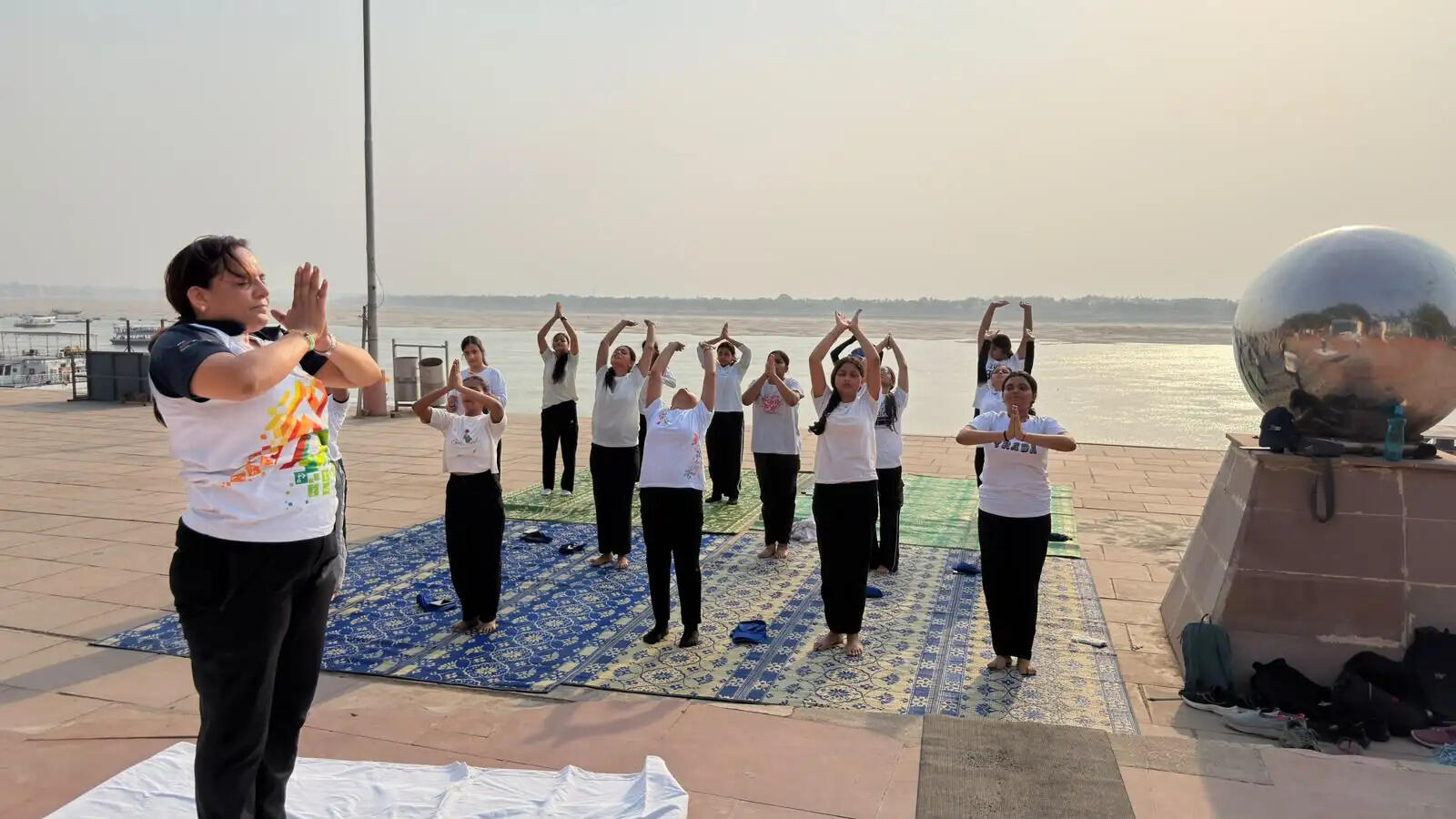 रविदास घाट पर सनबीम कॉलेज की स्वयंसेविकाओं ने किया योगाभ्यास, स्वस्थ जीवनशैली अपनाने का लिया संकल्प