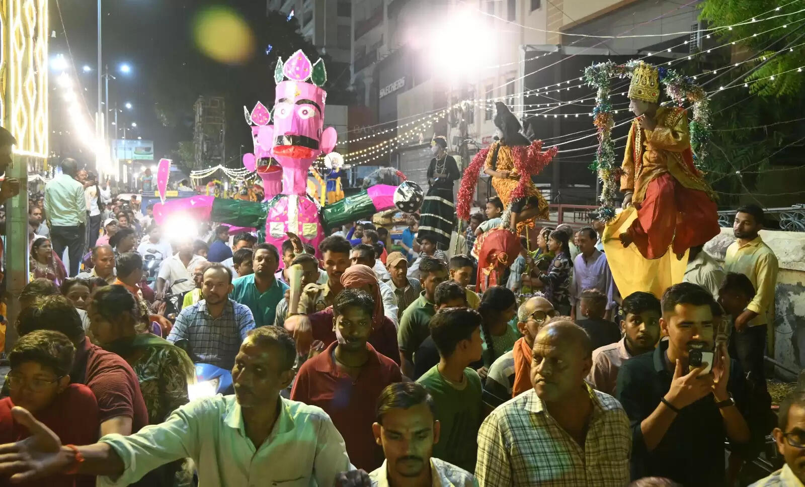 चेतगंज की विश्व प्रसिद्ध नक्क्टैया का आयोजन शुक्रवार की रात किया गया। नक्कटैया में देश भर से आए लाग विमान शामिल हुए। इसमें तरह-तरह की झाकियों ने लोगों का मन मोह लिया। पहलगाम हमले के बाद पाकिस्तान के खिलाफ भारत के ऑपरेशन सिंदूर की झांकी ने लोगों का ध्यान खींचा।