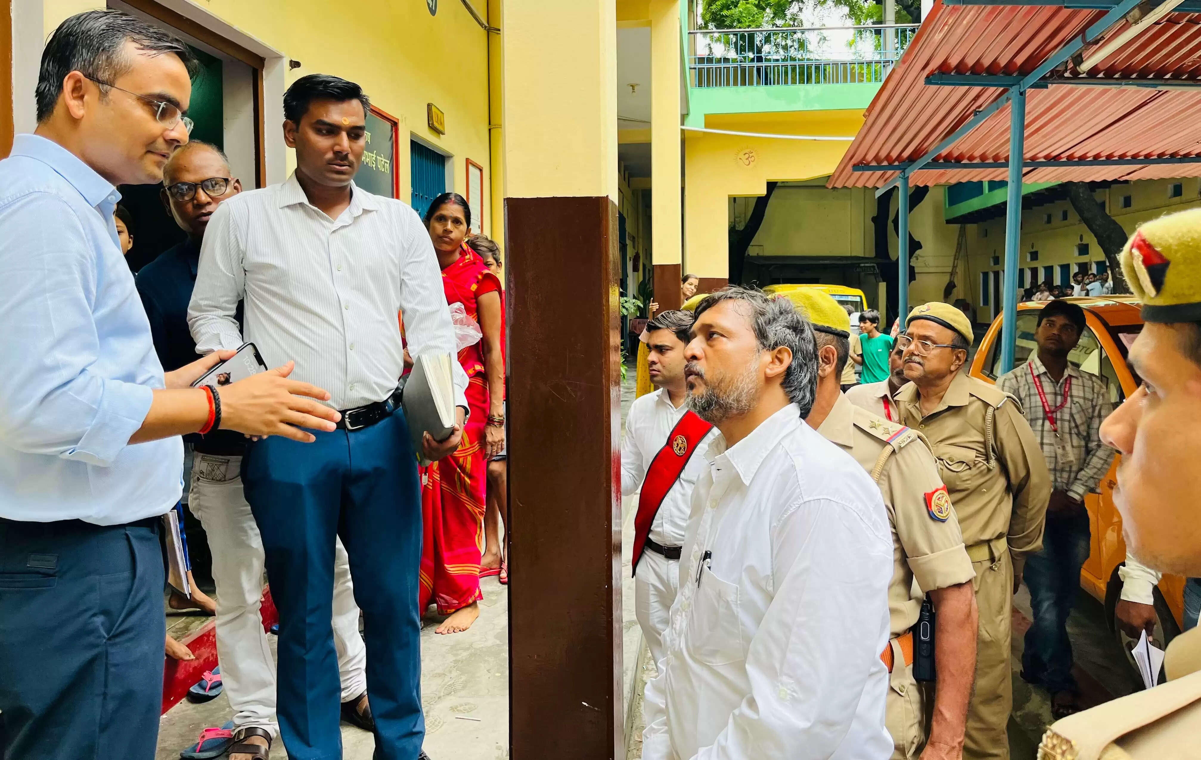 वाराणसी : डीएम ने बाढ़ प्रभावित इलाकों का लिया जायजा, राहत शिविरों को पूरी क्षमता से संचालित करने के दिए निर्देश