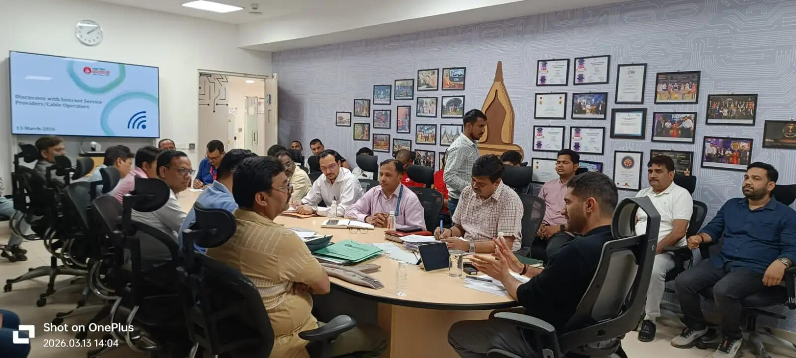 शहर की सुंदरता को प्रभावित कर रहे बिजली, इंटरनेट और केबल टीवी के बेतरतीब तारों के जाल से अब वाराणसी को राहत मिलने वाली है। नगर आयुक्त हिमांशु नागपाल की अध्यक्षता में शुक्रवार को हुई बैठक में रिलायंस जियो, एयरटेल, वोडाफोन, बीएसएनएल और जीटीपीएल सहित कई प्रमुख कंपनियों ने शहर में केबल नेटवर्क को अंडरग्राउंड करने पर सहमति जताई