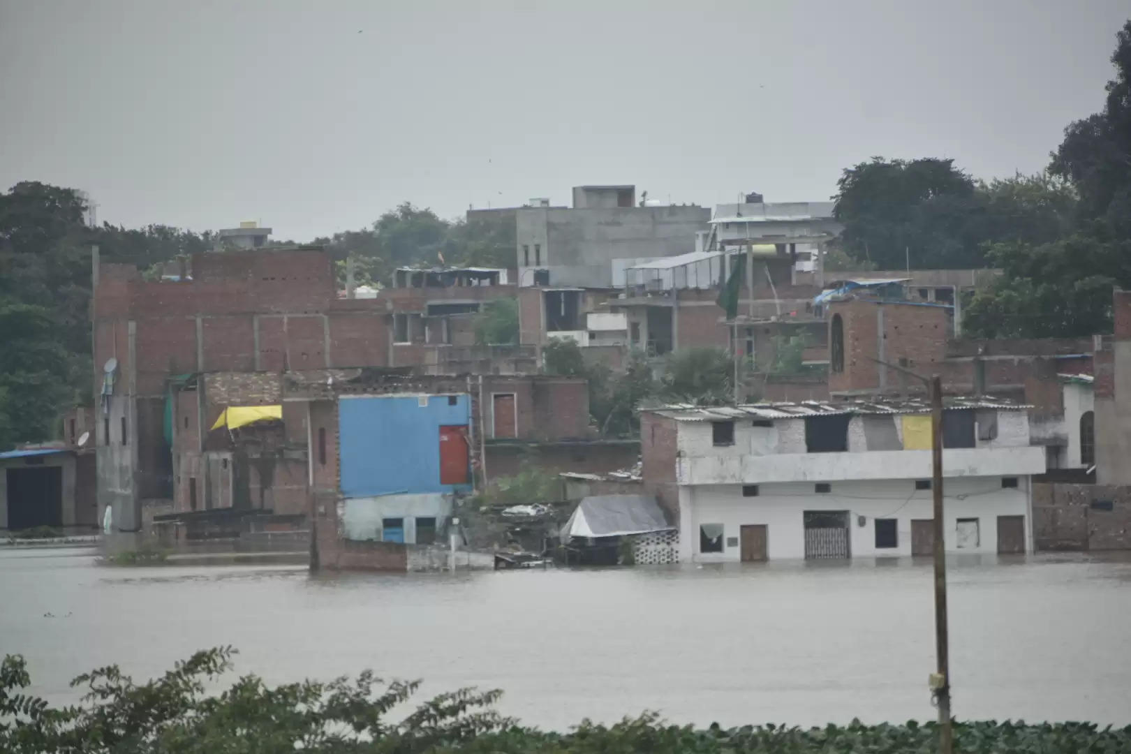 गंगा के साथ ही वरूणा में भी उफान, आसपास के मोहल्ले जलमग्न, लोग पलायन को मजबूर, तस्वीरों के देखिये हालात 