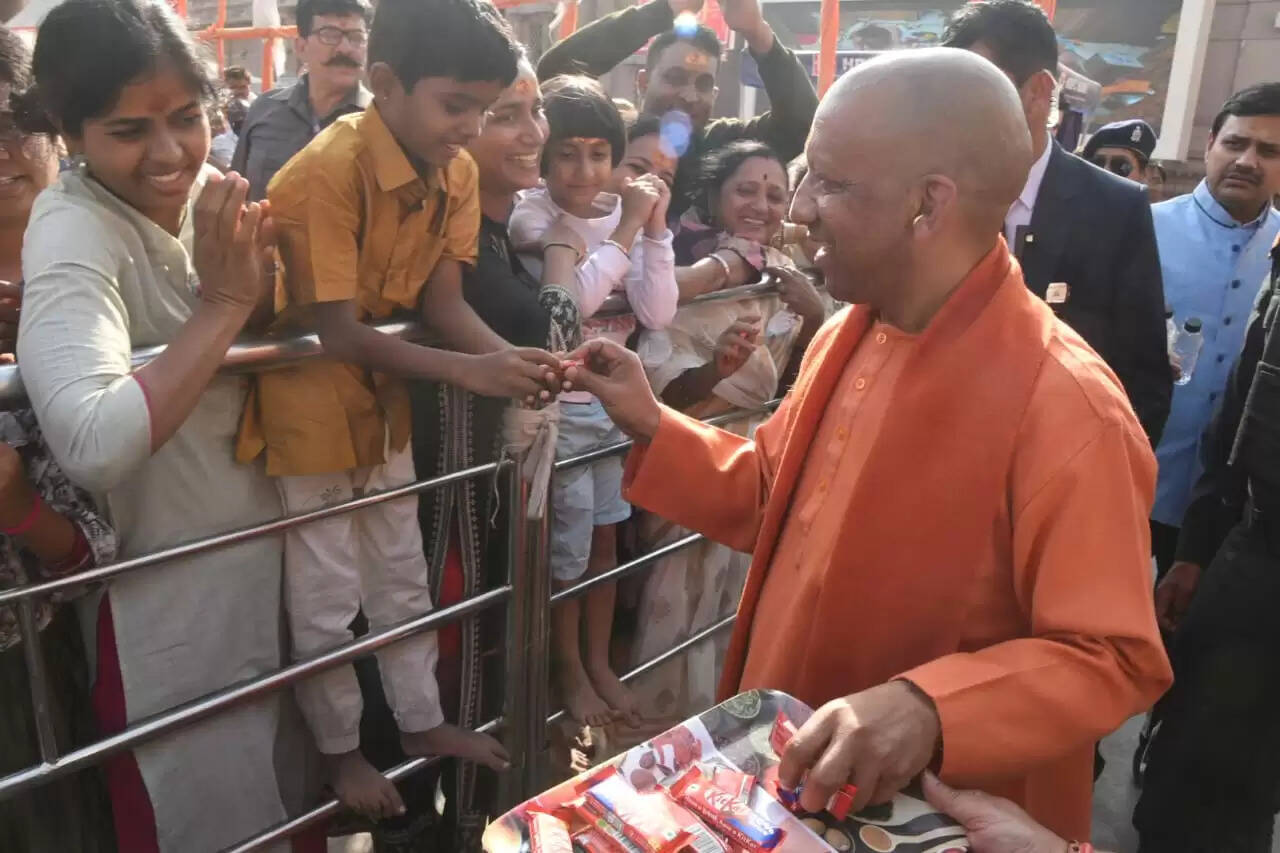 सीएम योगी ने श्री काशी विश्वनाथ धाम में किया दर्शन पूजन