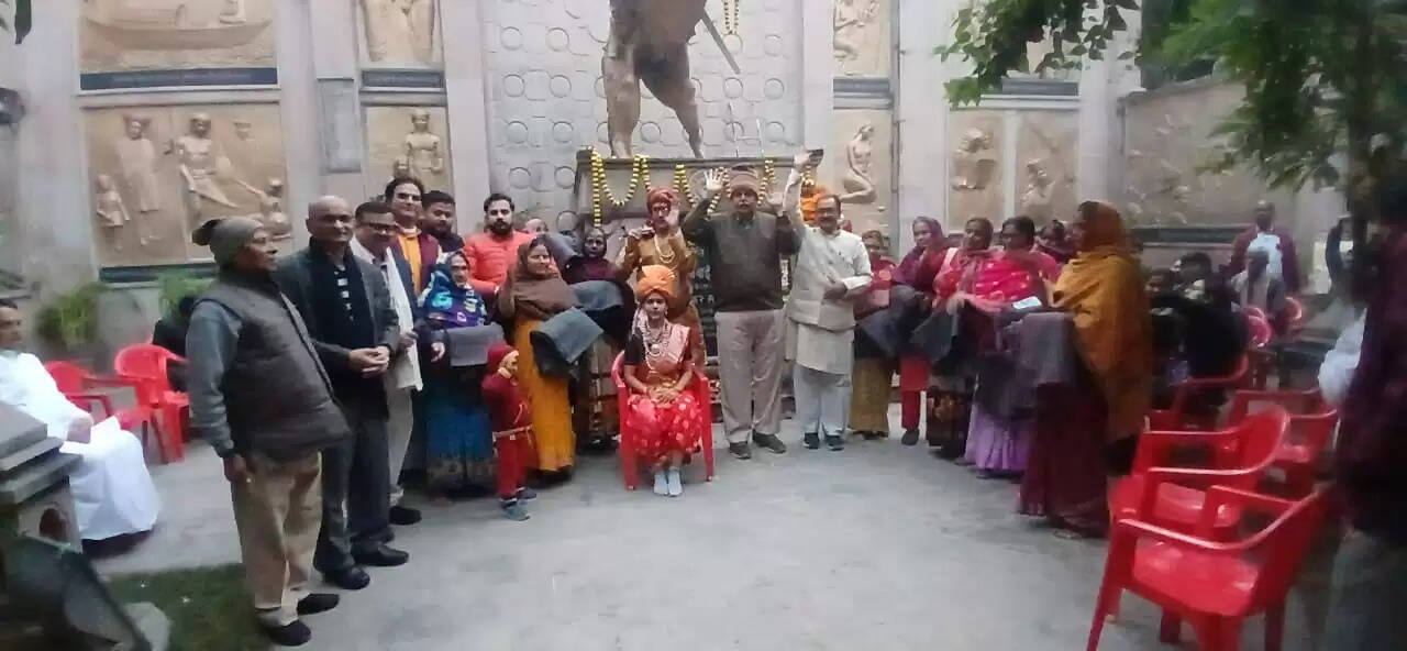 वाराणसी। भदैनी स्थित वीरांगना महारानी लक्ष्मीबाई की जन्मस्थली पर रविवार की शाम “एक शाम वीरांगना के नाम” कार्यक्रम का भव्य आयोजन किया गया। यह आयोजन अंतरराष्ट्रीय घाट वॉक विश्वविद्यालय और जागृति फाउंडेशन के संयुक्त तत्वावधान में किया गया, जिसमें बड़ी संख्या में शहर के प्रबुद्ध नागरिक, इतिहास प्रेमी और स्थानीय लोग शामिल हुए।