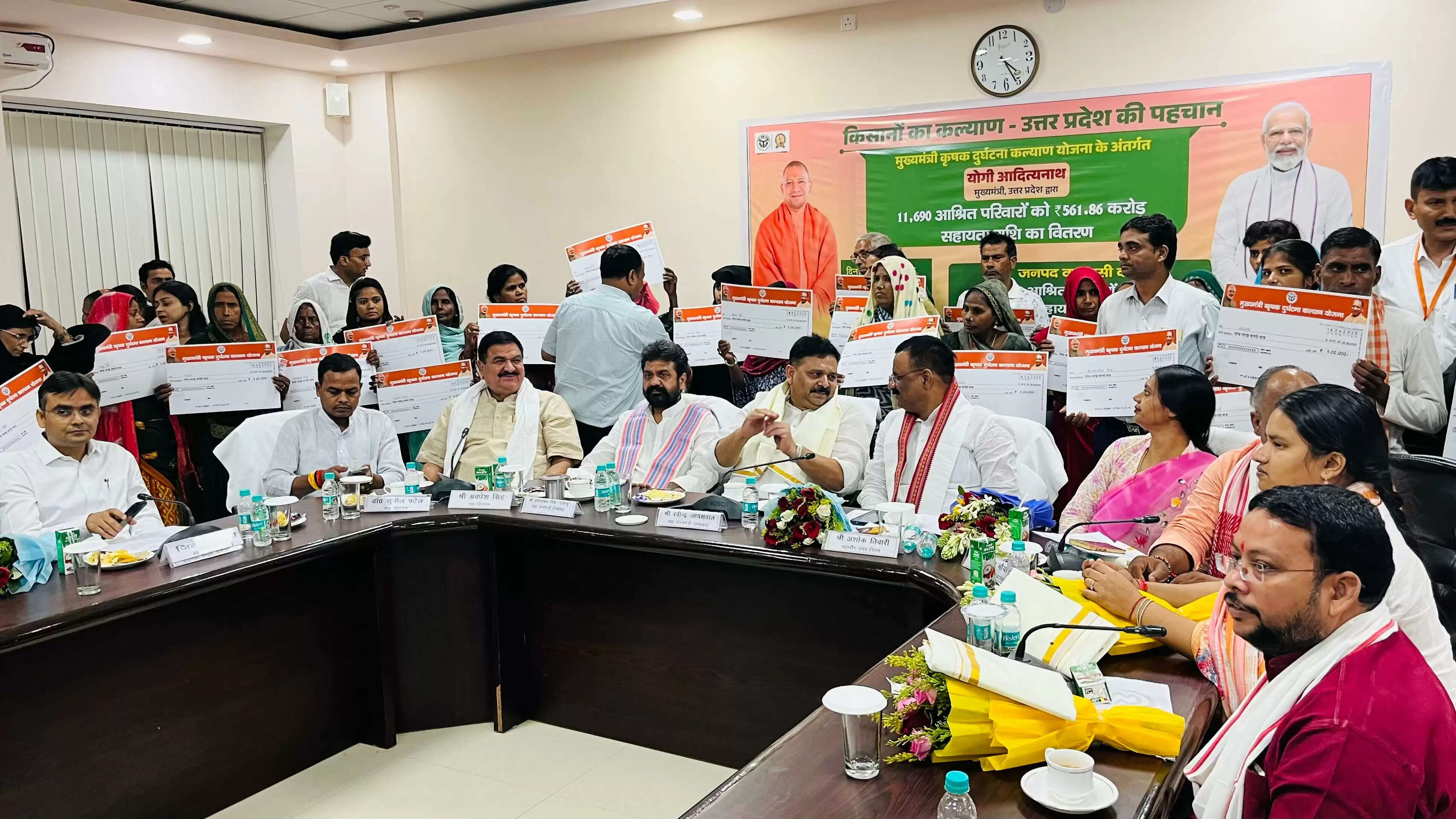 वाराणसी में 96 किसान परिवारों को 4.825 करोड़ की सहायता, मुख्यमंत्री कृषक दुर्घटना कल्याण योजना का लाभ