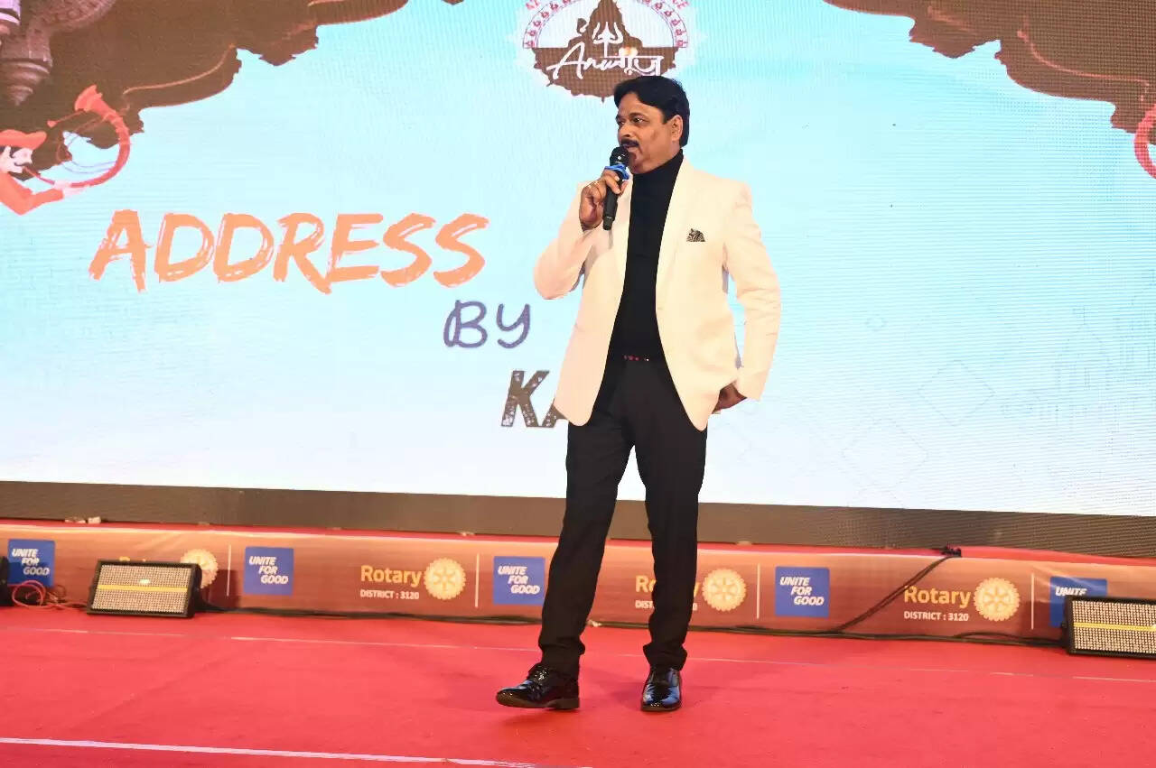 रोटरी क्लब मंडल–3120 का 42वां मंडलीय अधिवेशन ‘अनुगूंज’ शुक्रवार को कैंटोन्मेंट स्थित होटल सूर्या में भव्य रूप से शुरू हुआ। तीन दिनों तक चलने वाले इस अधिवेशन में मंडल के 90 रोटरी क्लबों से 750 से अधिक रोटेरियन भाग ले रहे हैं। कार्यक्रम का शुभारम्भ मंडल अध्यक्ष आशुतोष अग्रवाल और होस्ट क्लब रोटरी क्लब वाराणसी डाउन टाउन के अध्यक्ष सिद्धार्थ जायसवाल द्वारा दीप प्रज्ज्वलन, गणेश वंदना और राष्ट्रगान के साथ किया गया।