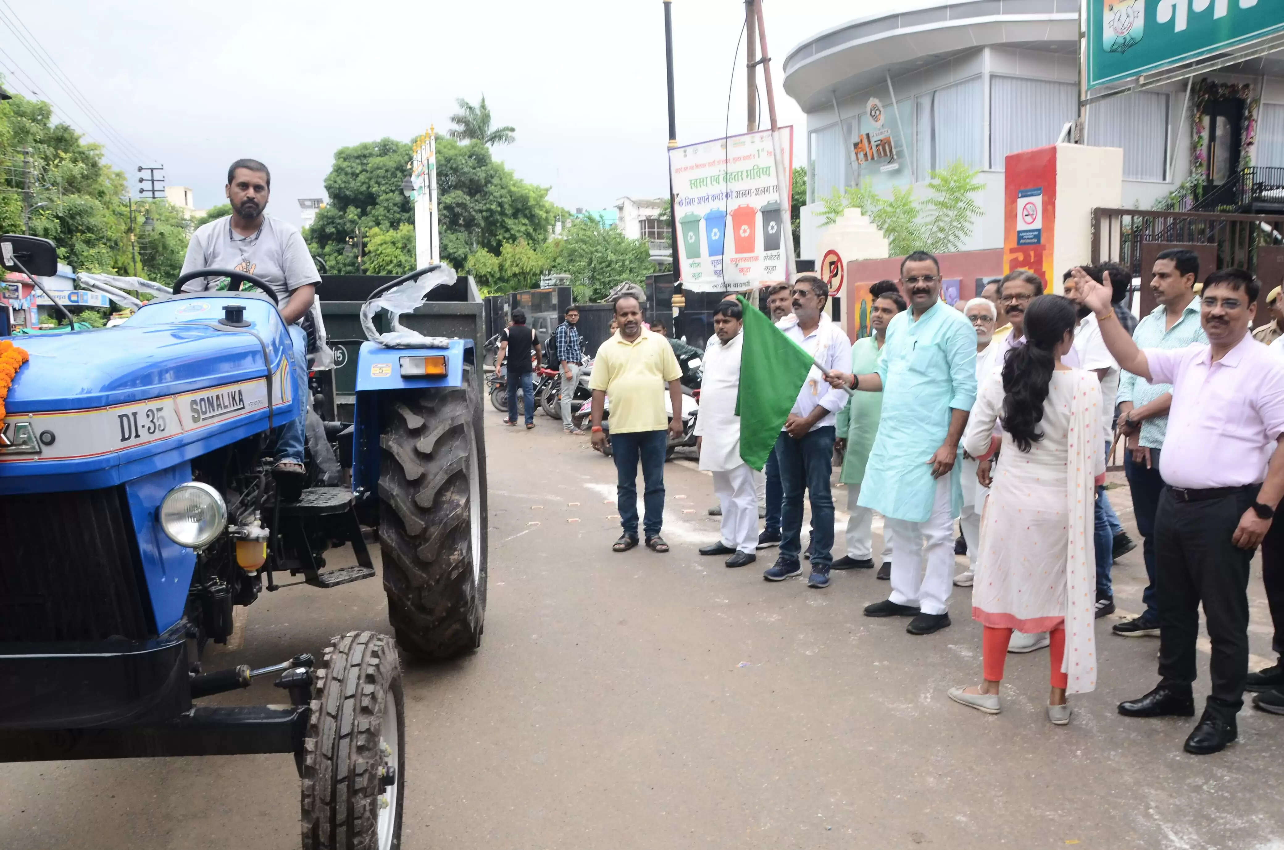 वाराणसी नगर निगम ने शहर की सफाई व्यवस्था को और अधिक सुदृढ़ करने की दिशा में एक और महत्वपूर्ण कदम उठाया है। आज दिनांक 16 जुलाई को माननीय महापौर श्री अशोक कुमार तिवारी ने 7 नई ट्रैक्टर-ट्रॉली और 36 डीपी कंटेनर को हरी झंडी दिखाकर शहरवासियों को समर्पित किया। इस अवसर पर महापौर ने कहा कि ये नए संसाधन कचरा संग्रहण और परिवहन की प्रक्रिया को और तेज करेंगे, जिससे शहर के हर कोने तक सफाई सेवाएं प्रभावी ढंग से पहुंच सकेंगी।