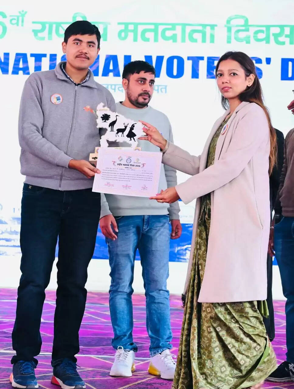 अखबार बेचने वाला लड़का आज इंटरनेशनल यूथ आइकॉन