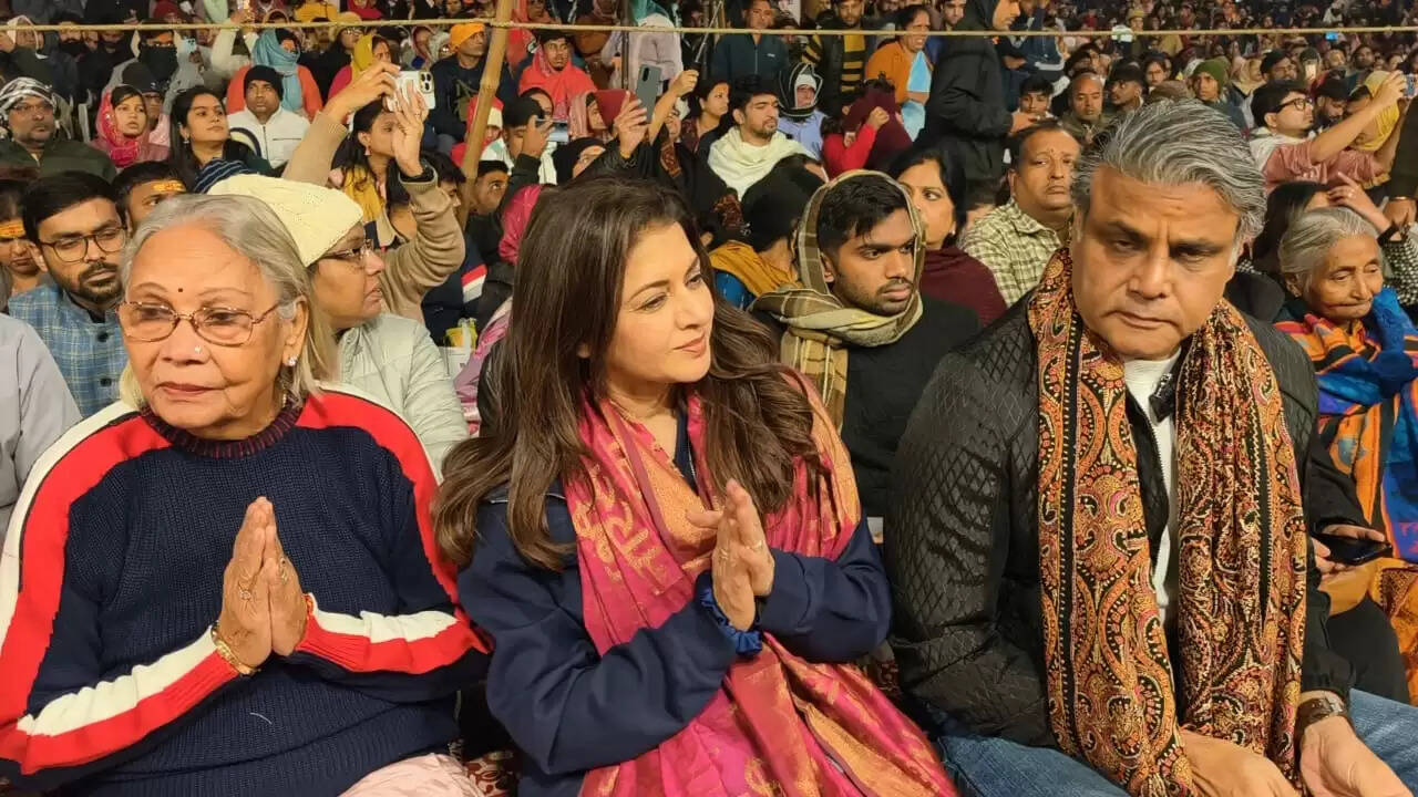 8-वाराणसी के मलदहिया स्थित शिर्डी साईं बाबा मंदिर का 14वां स्थापना दिवस श्रद्धा और भक्ति के साथ मनाया गया। इस अवसर पर भव्य पालकी शोभायात्रा निकाली गई, जिसमें बड़ी संख्या में श्रद्धालु शामिल हुए। मंदिर परिसर को आकर्षक सजावट से सजाया गया और पूरे दिन बाबा के दर्शन के लिए भीड़ उमड़ी। कार्यक्रम का समापन आरती और खिचड़ी प्रसाद वितरण के साथ हुआ।