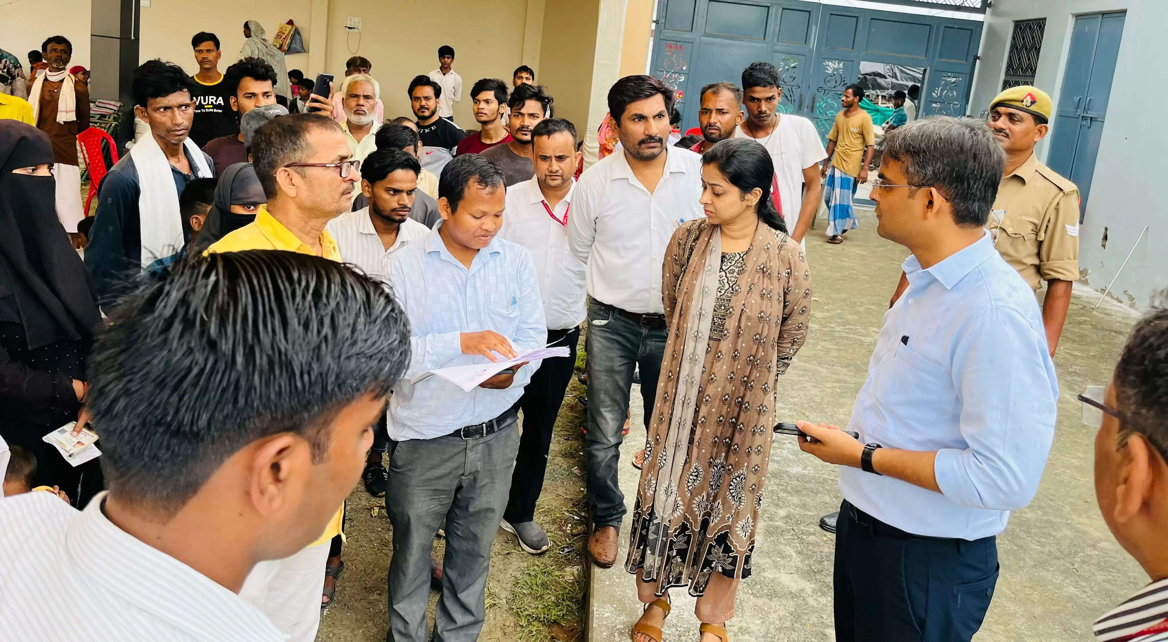 वाराणसी : डीएम ने बाढ़ प्रभावित इलाकों का लिया जायजा, राहत शिविरों को पूरी क्षमता से संचालित करने के दिए निर्देश