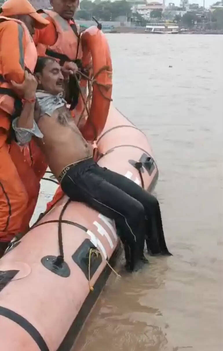 वाराणसी: एनडीआरएफ की सतर्कता और बहादुरी से बची युवक की जान