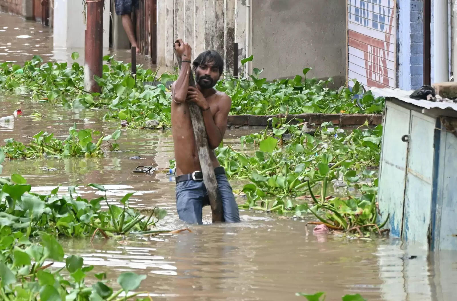 Varanasi flood : बनारस में बाढ़ की आफत, सड़कें और कॉलोनियां पानी-पानी, तस्वीरों में देखिये हालात