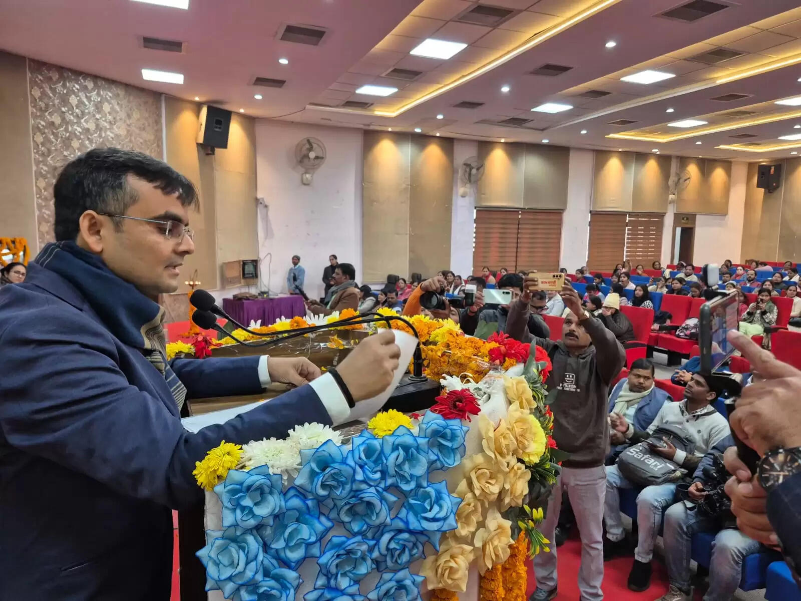 महिलाओं में स्तन कैंसर की समय पर पहचान और निवारक देखभाल को मजबूत करने के उद्देश्य से बुधवार को वाराणसी में “नमो शक्ति रथ” अभियान का शुभारंभ किया गया। मंडलायुक्त सभागार से शुरू हुए इस कार्यक्रम को प्रधानमंत्री के “स्वस्थ नारी–सशक्त परिवार” के विज़न से प्रेरित बताया गया। इस पहल के तहत अत्याधुनिक तकनीक से लैस मोबाइल वैन के माध्यम से महिलाओं की निःशुल्क स्क्रीनिंग की जाएगी, जिससे कैंसर की शुरुआती अवस्था में पहचान संभव हो सके।