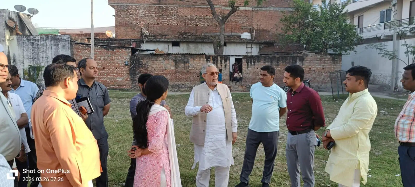 प्रदेश के वित्त एवं संसदीय कार्य मंत्री व जनपद के प्रभारी मंत्री सुरेश खन्ना ने अपने दो दिवसीय दौरे के दौरान गुरुवार को तरना वार्ड की मलिन बस्ती का स्थलीय निरीक्षण किया। इस दौरान उन्होंने क्षेत्र में मूलभूत सुविधाओं और विकास कार्यों की स्थिति का जायजा लेते हुए संबंधित अधिकारियों को आवश्यक निर्देश दिए।