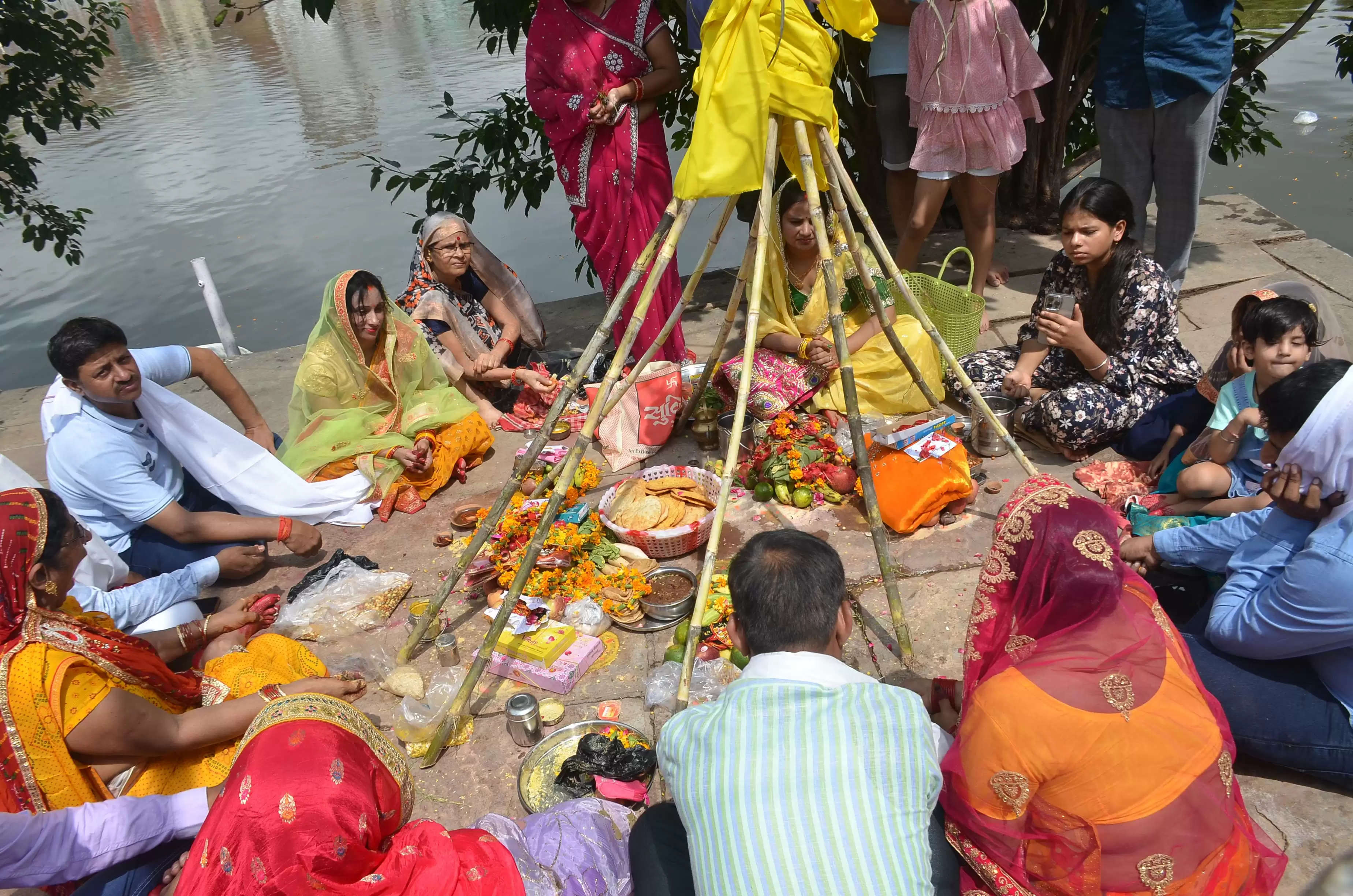 पुत्र के दीर्घायु व सलामती के लिए माताओं ने रखा जीवित्पुत्रिका का निर्जला व्रत, शहर से गांव तक नदी किनारे उमड़ी महिलाओं की भीड़