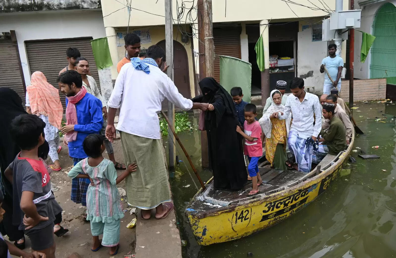 वाराणसी में बाढ़ राहत: एनडीआरएफ की टीमें सक्रिय, राहत सामग्री का वितरण जारी