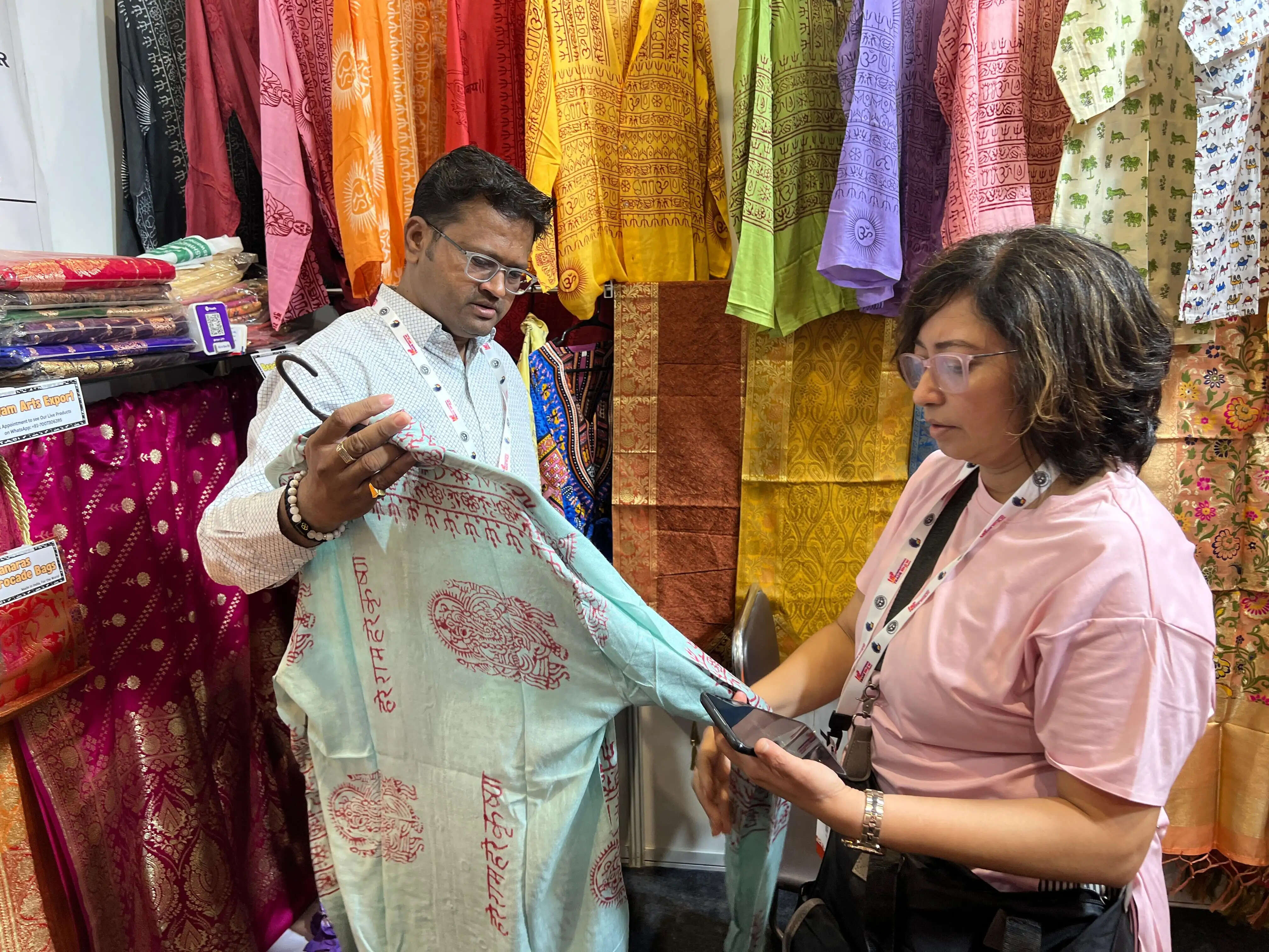 काशी के करघे की गूंज पहुंची ग्लोबल बाजार तक, यूपीआईटीएस-2026 में हस्तनिर्मित वस्त्रों की बढ़ी मांग